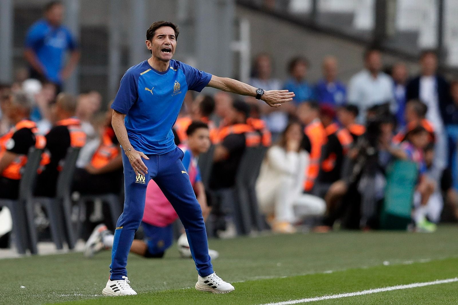  Marcelino García Toral dirige un partido en el Olympique de Marsella.