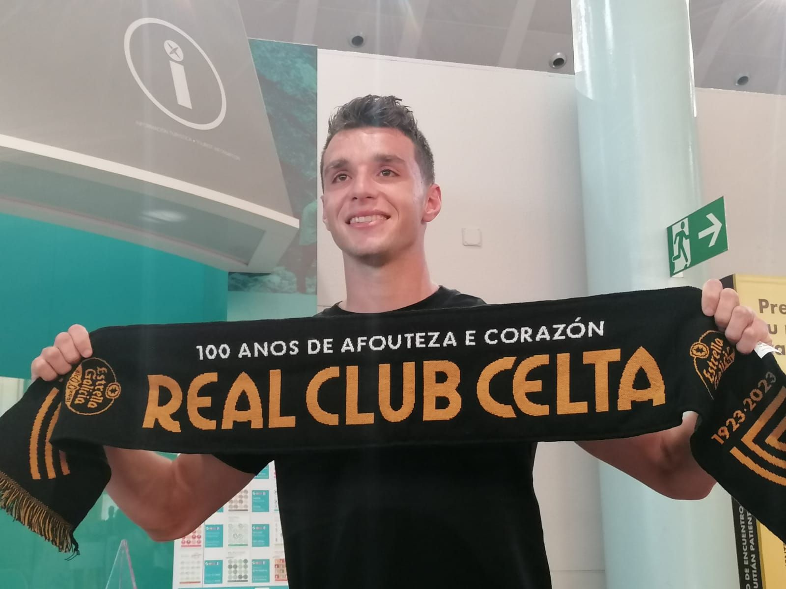 Tasos Douvikas posa con la bufanda del Celta.