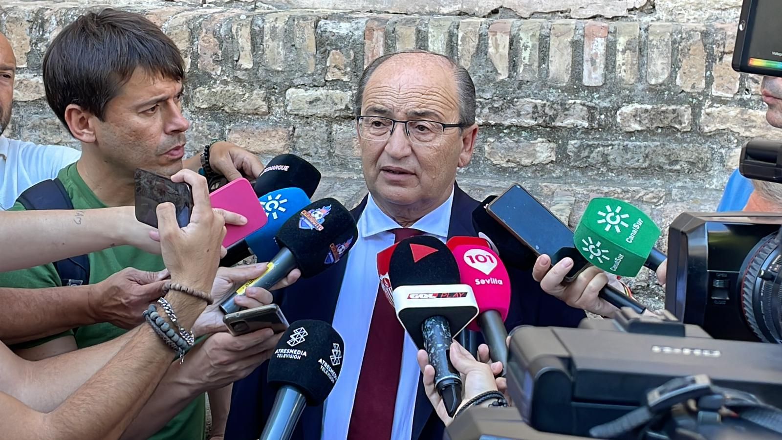  José Castro, atendiendo a los medios de comunicación.