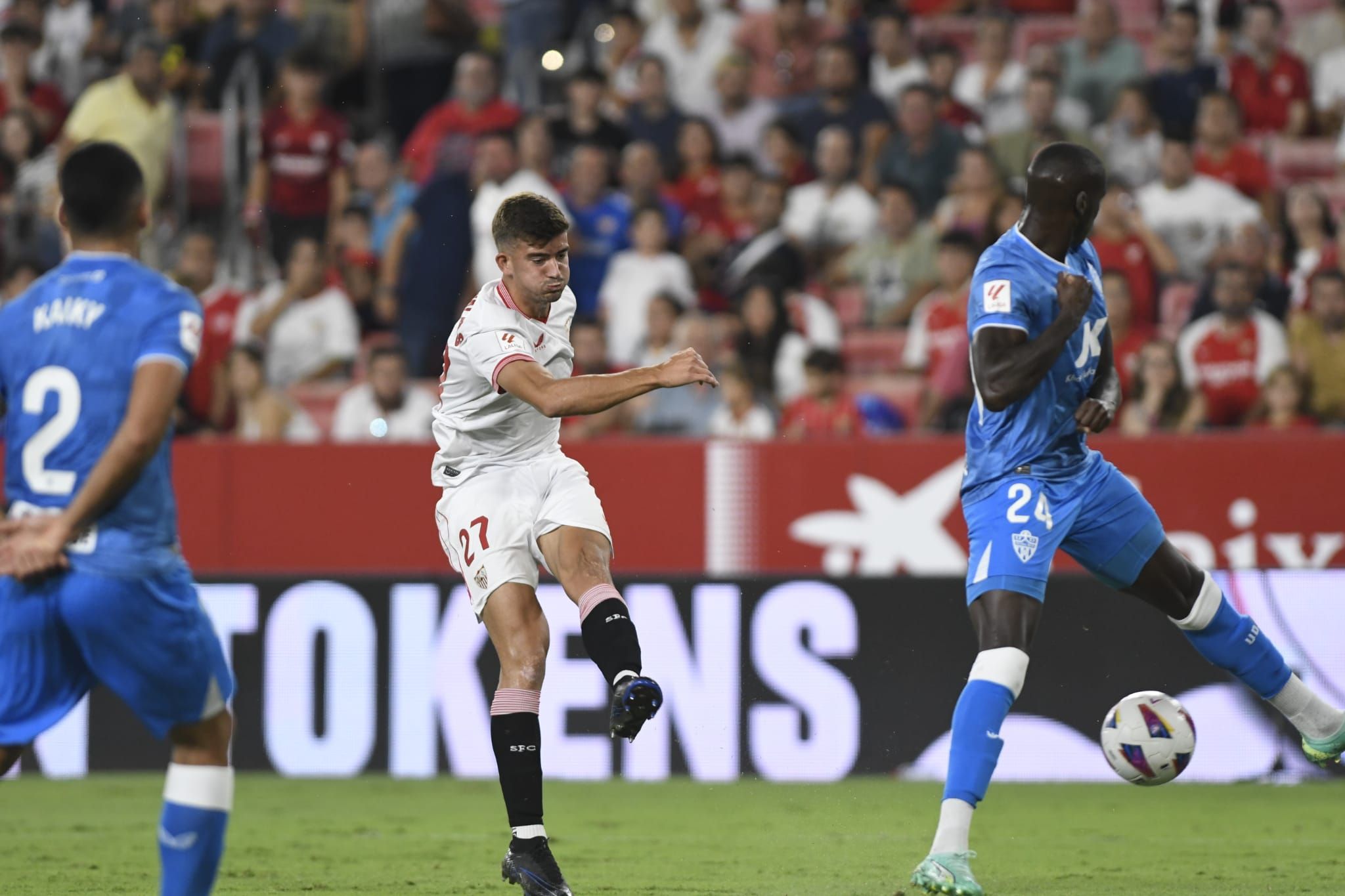 El golpeo de Kike Salas ante el Almería.