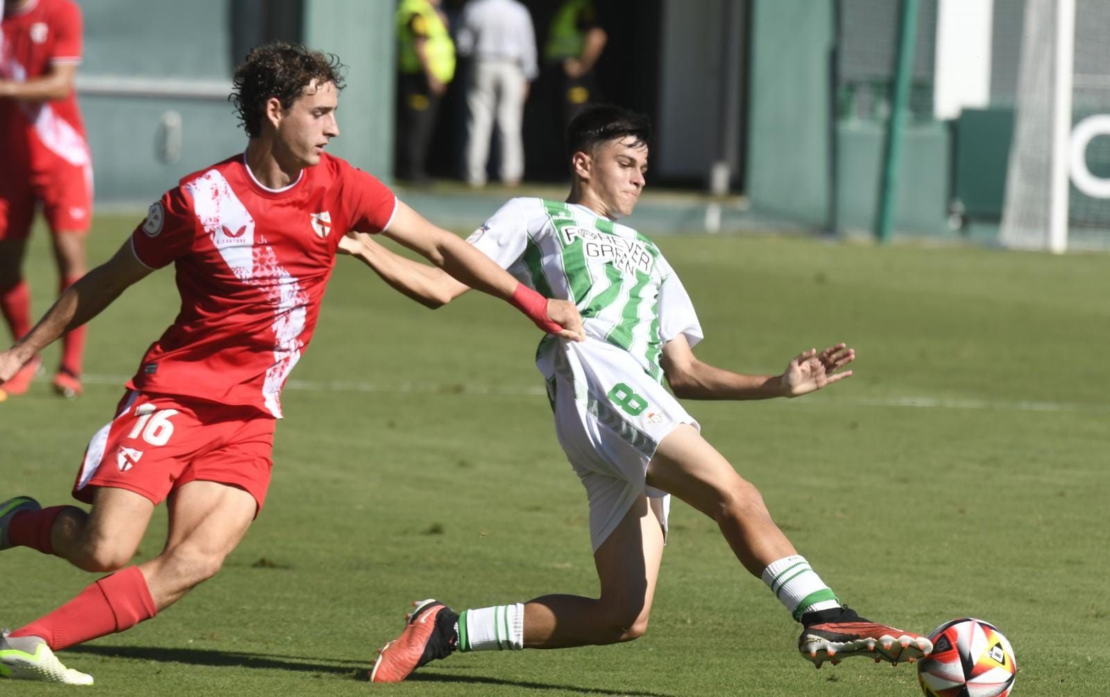  Manu Bueno y Dani Pérez, en el derbi de filiales.
