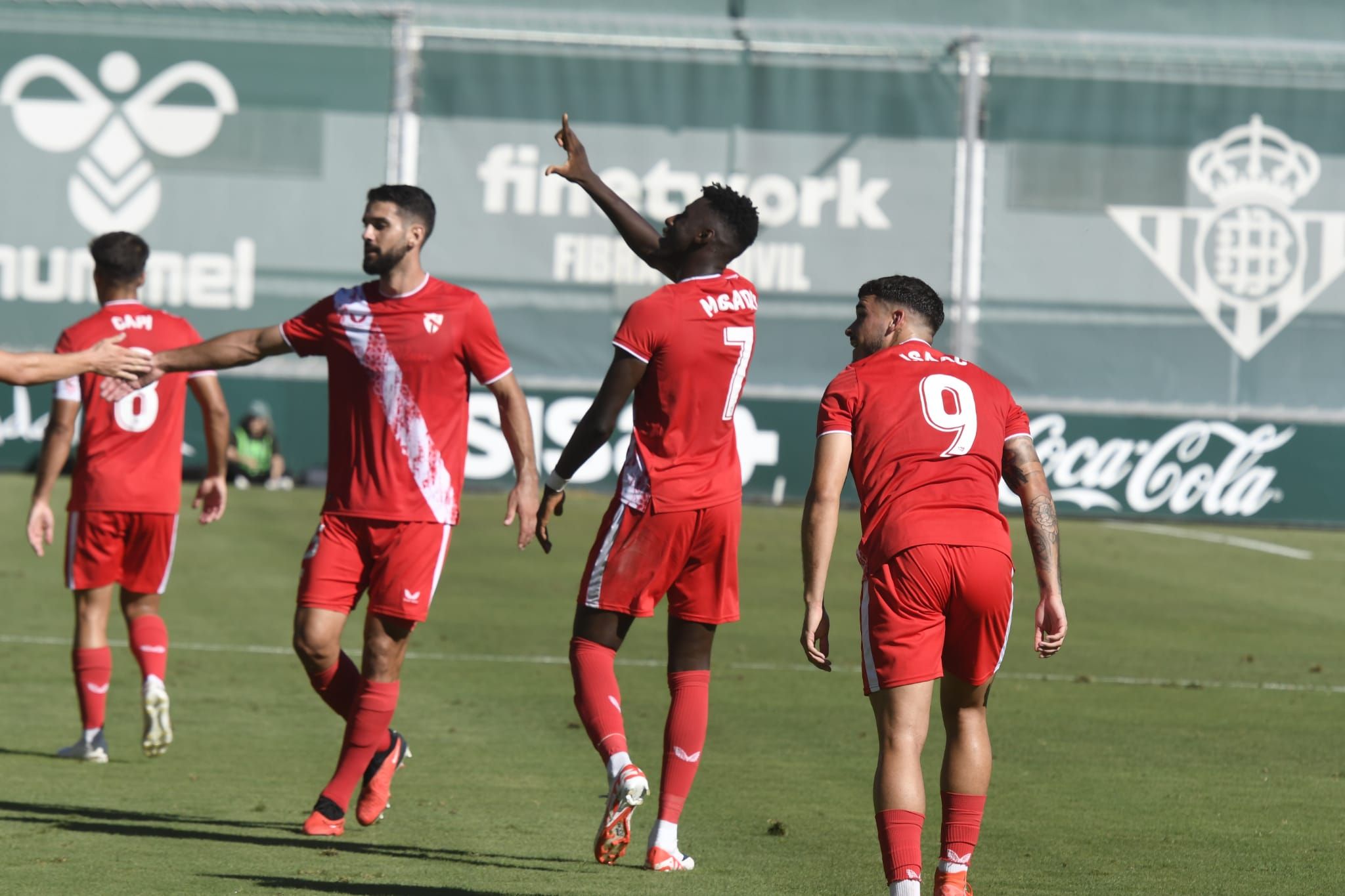 Celebración del gol de Musa en el derbi de filiales.