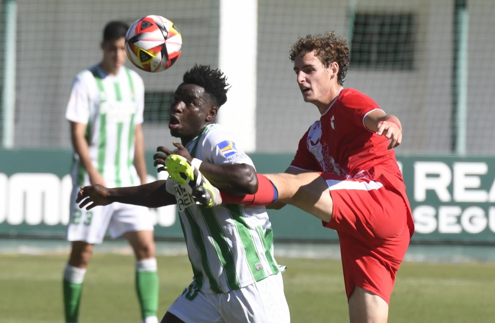 Manu Bueno, junto a Mawuli, en el derbi de filiales.