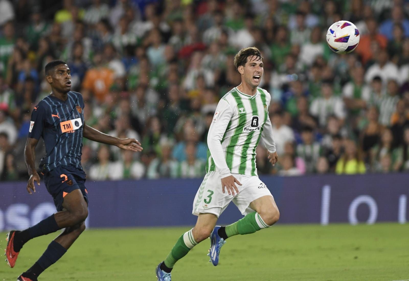  Juan Miranda en un partido con el Real Betis.
