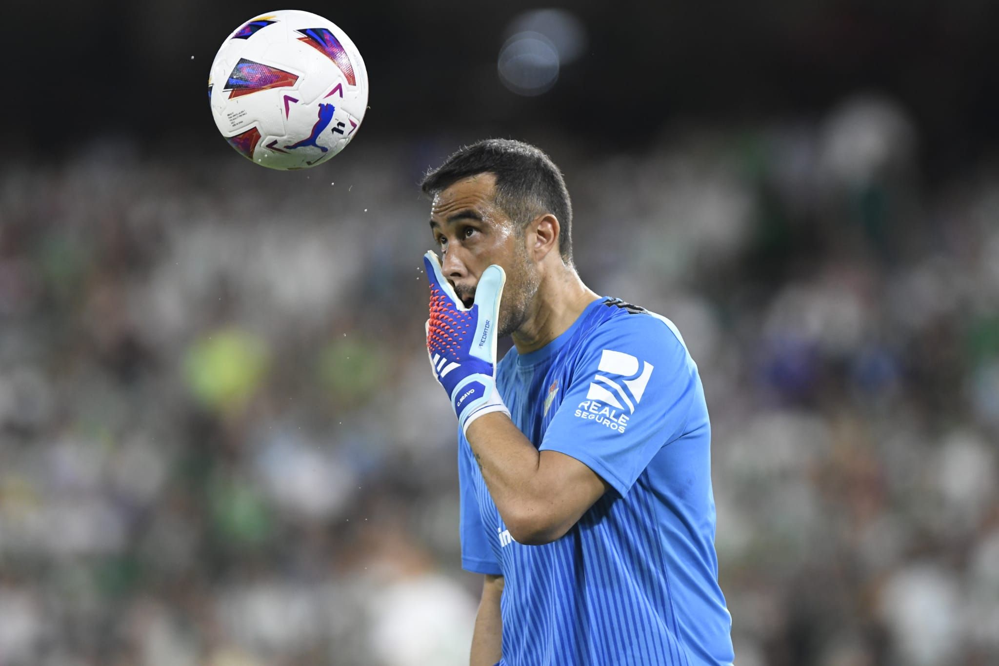 Claudio Bravo, ante el Valencia.