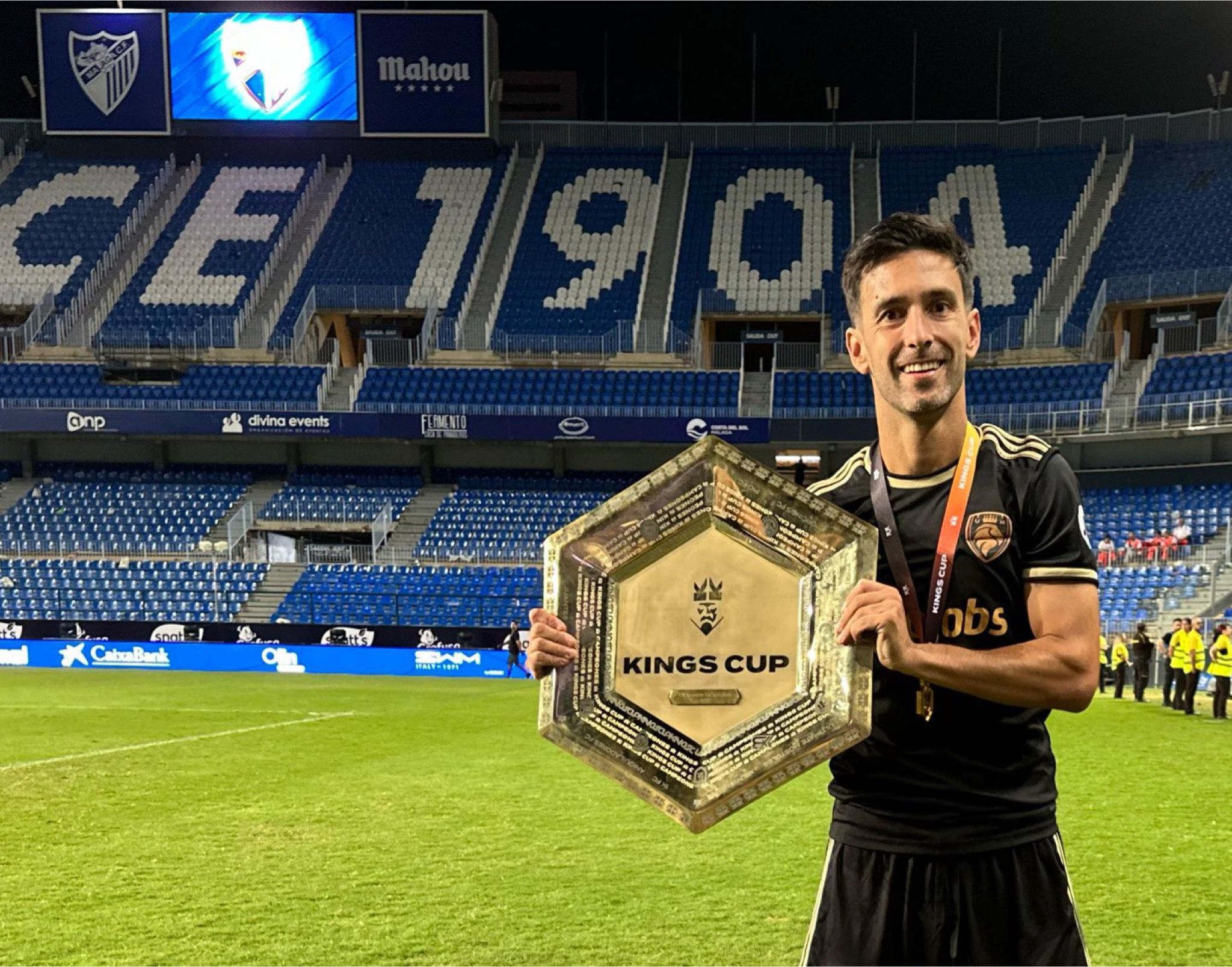 Alberto Bueno con la Kings Cup lograda en La Rosaleda en octubre de 2023.