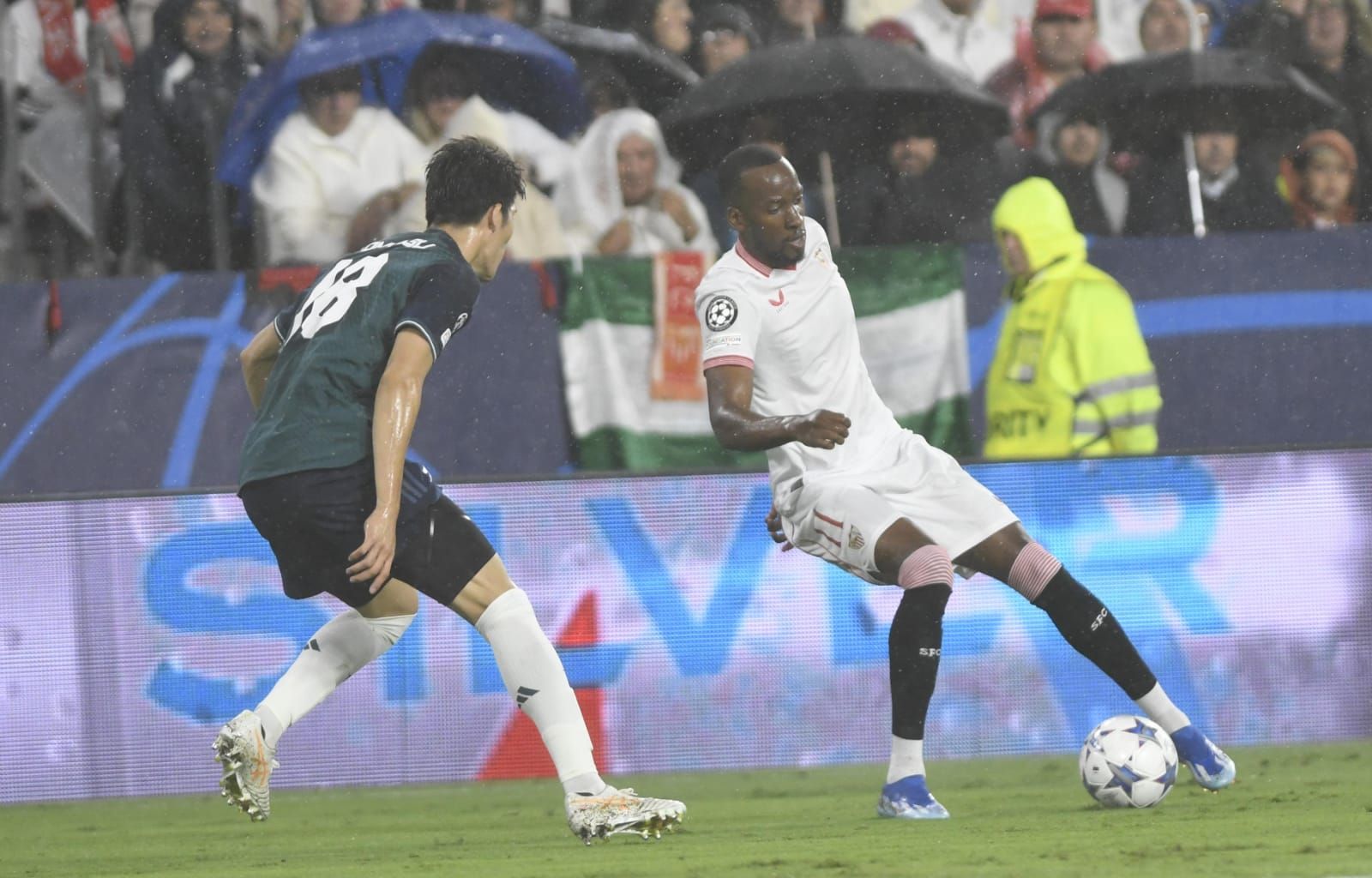 Lukebakio, ante el Arsenal.