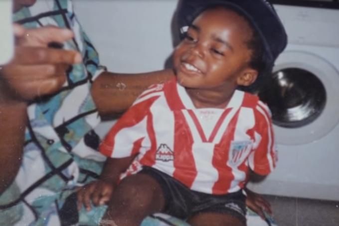 Iñaki Williams, de pequeño con la camiseta rojiblanca del Athletic Club.