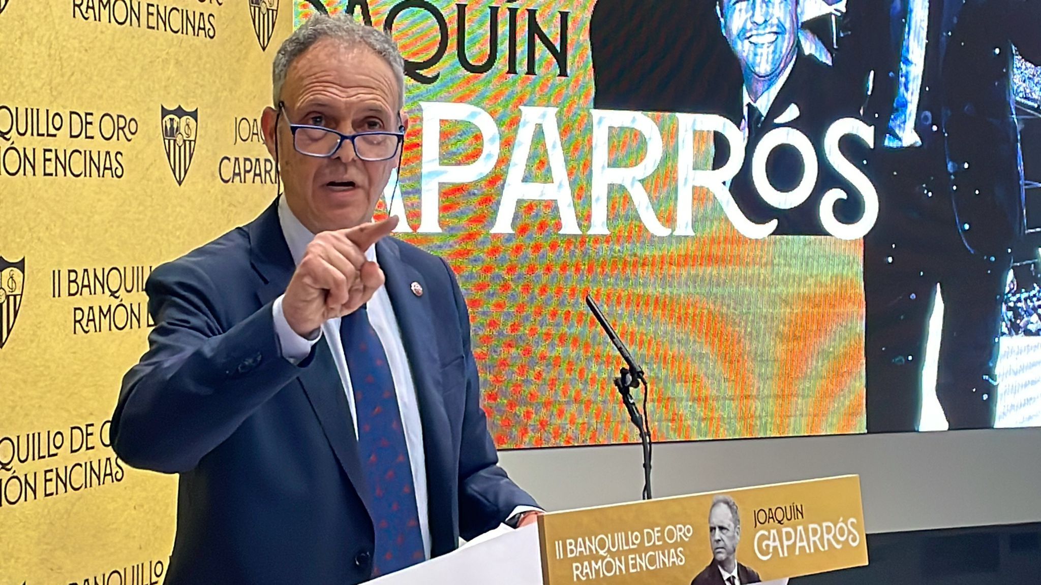 Caparrós da su discurso al recibir el Banquillo de Oro Ramón Encinas.