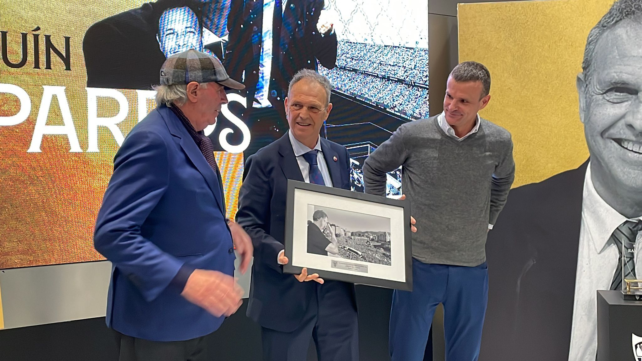 El Athletic Club entrega un presenta a Caparrós.