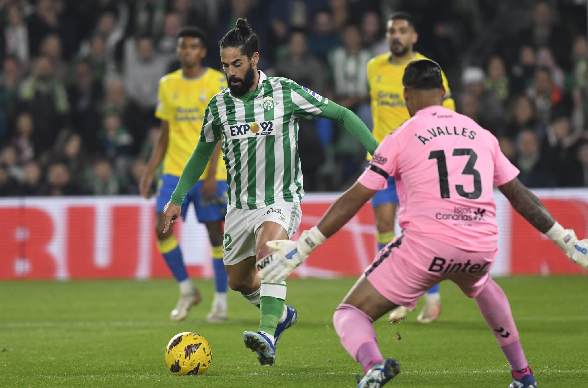 Isco, ante Álvaro Valles.