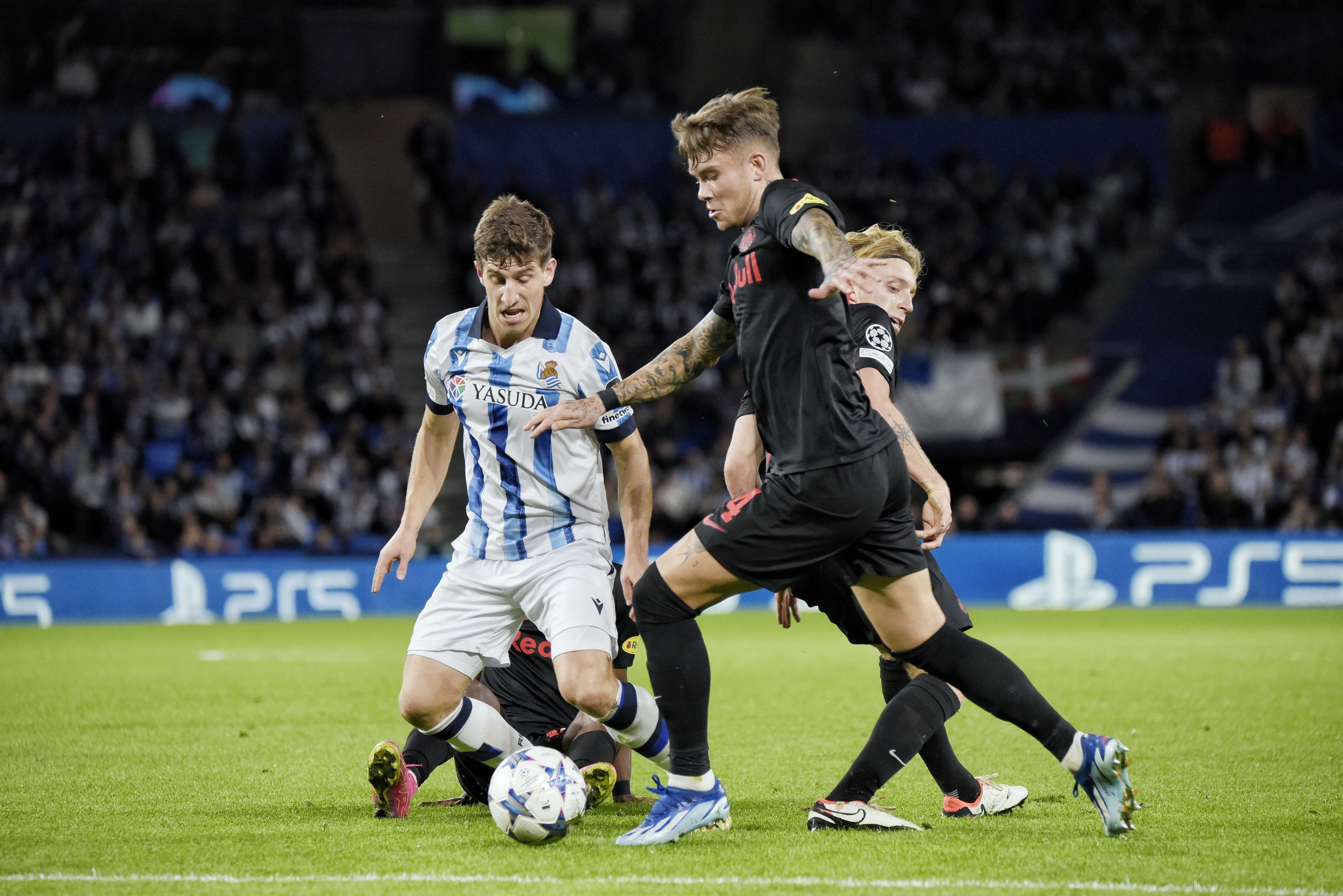 Aihen Muñoz presiona a un rival en el Real Sociedad - Salzburgo (Foto: Giovanni Batista).