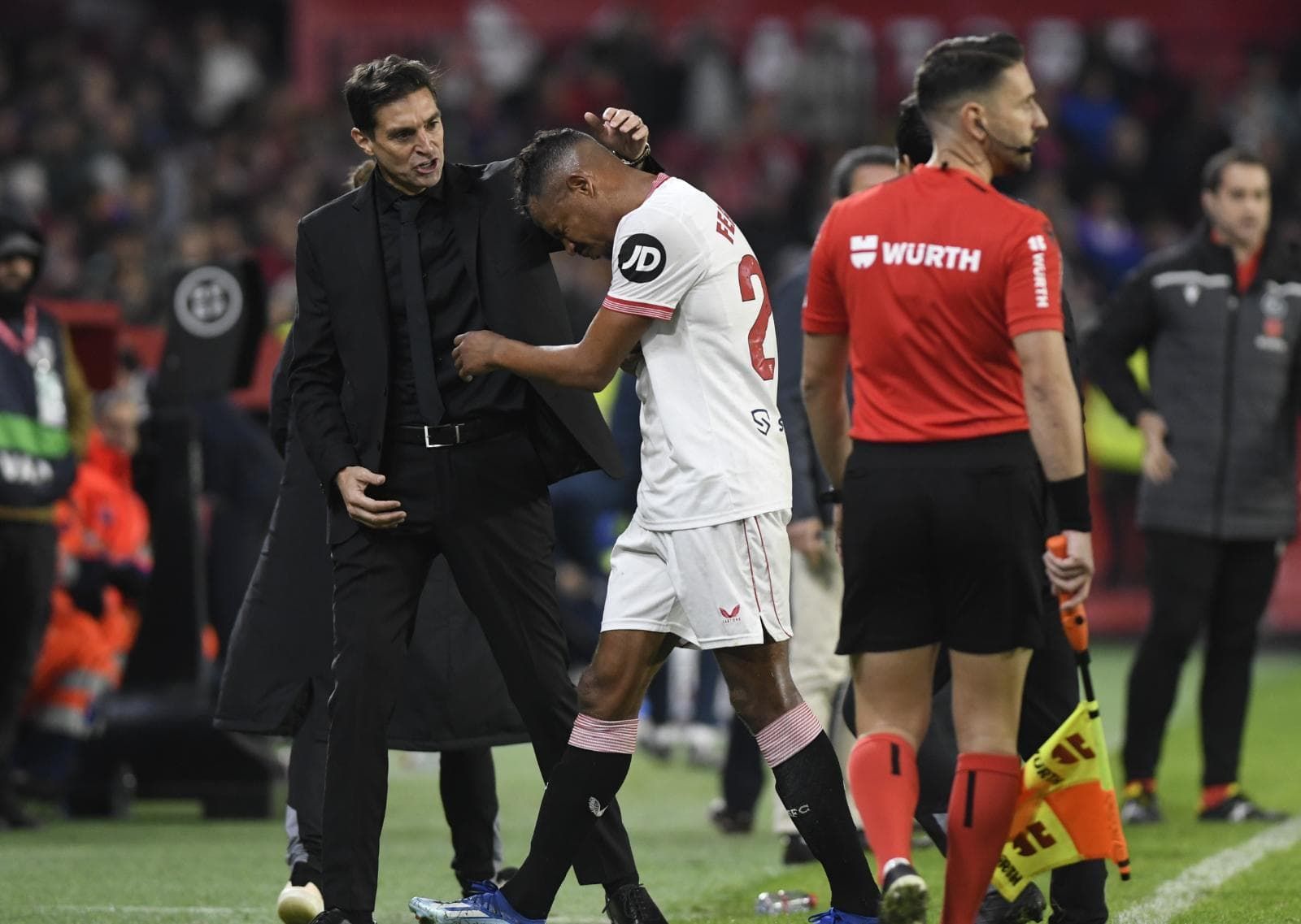  Fernando se retira lesionado del Sevilla-Villarreal.