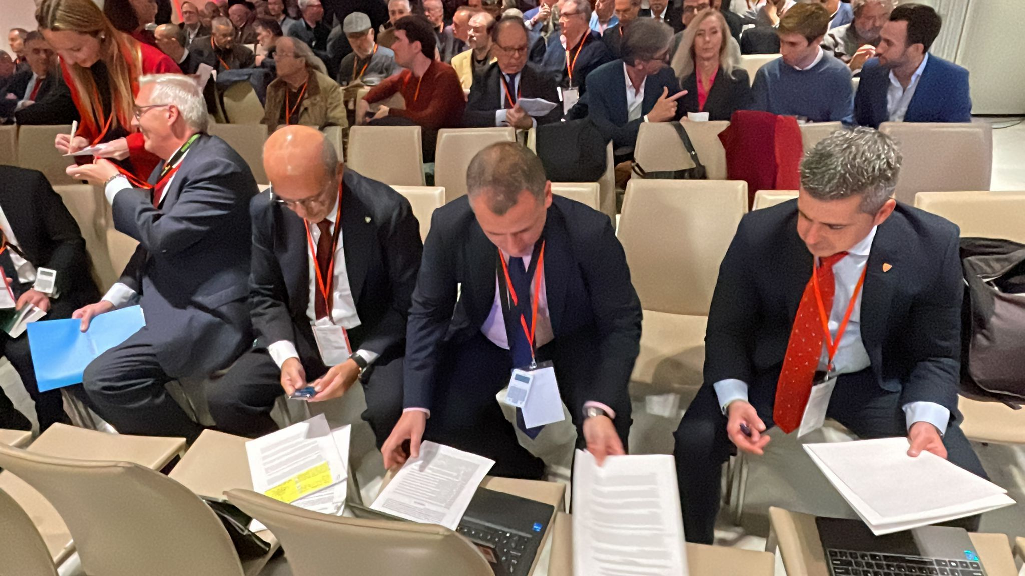 La llamativa imagen de Del Nido trabajando sobre una silla.