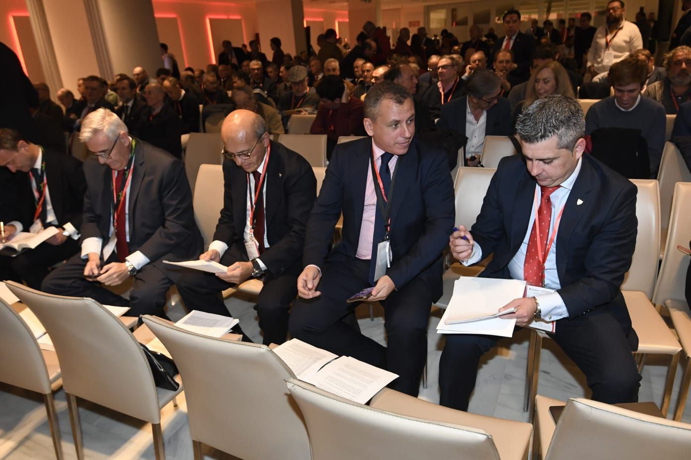 La llamativa imagen de Del Nido trabajando sobre una silla.