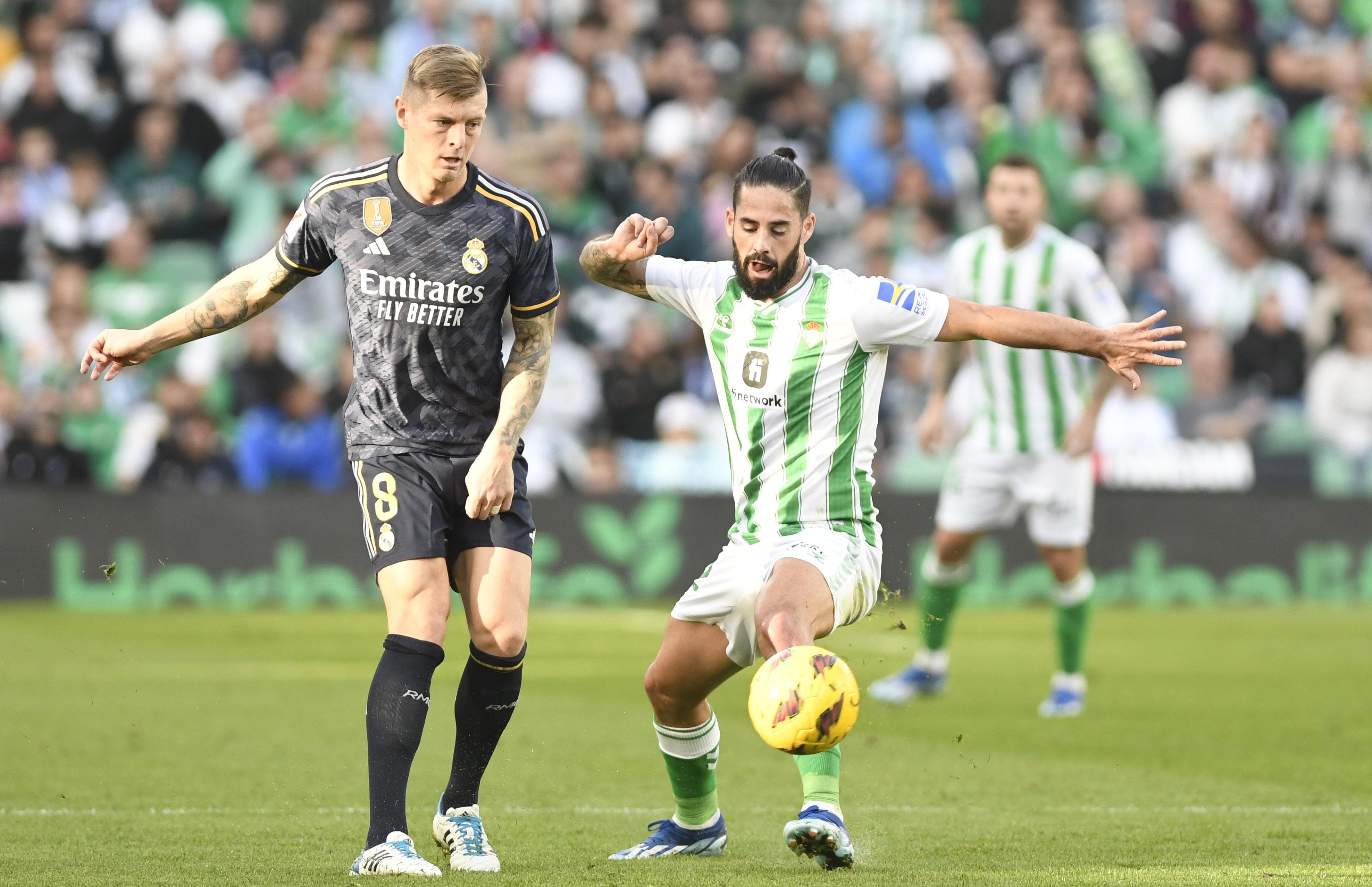 Isco con la pelota en los pies.