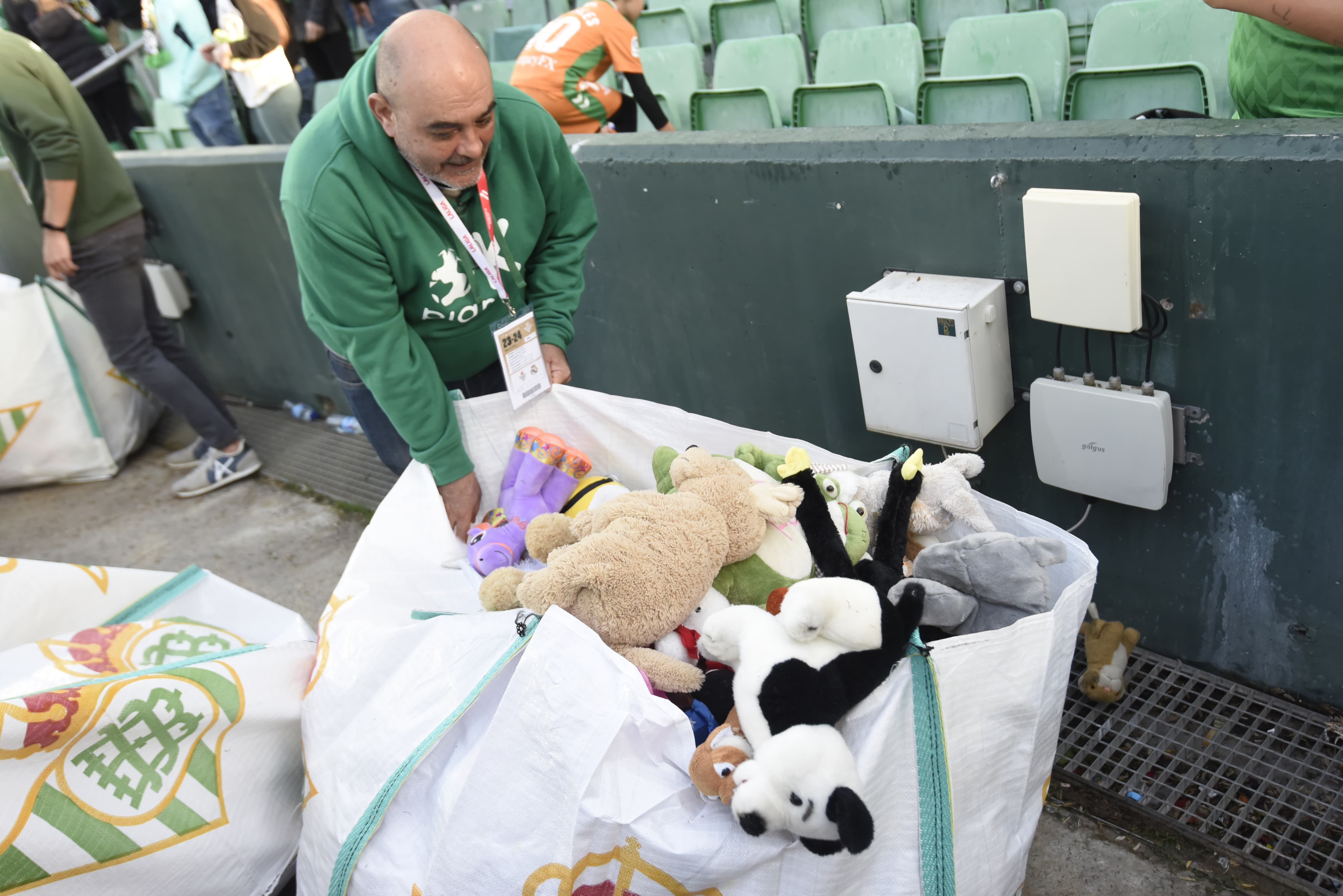  Imagen de la lluvia de peluches en el Benito Villamarín.