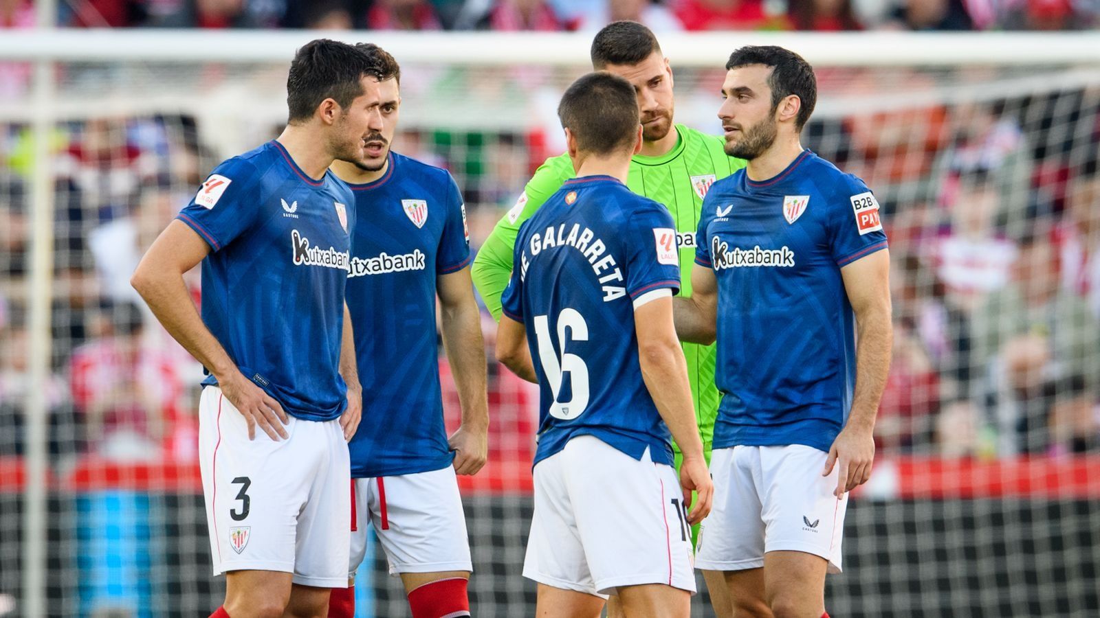 Los jugadores del Athletic tras la suspensión del partido ante el Granada.