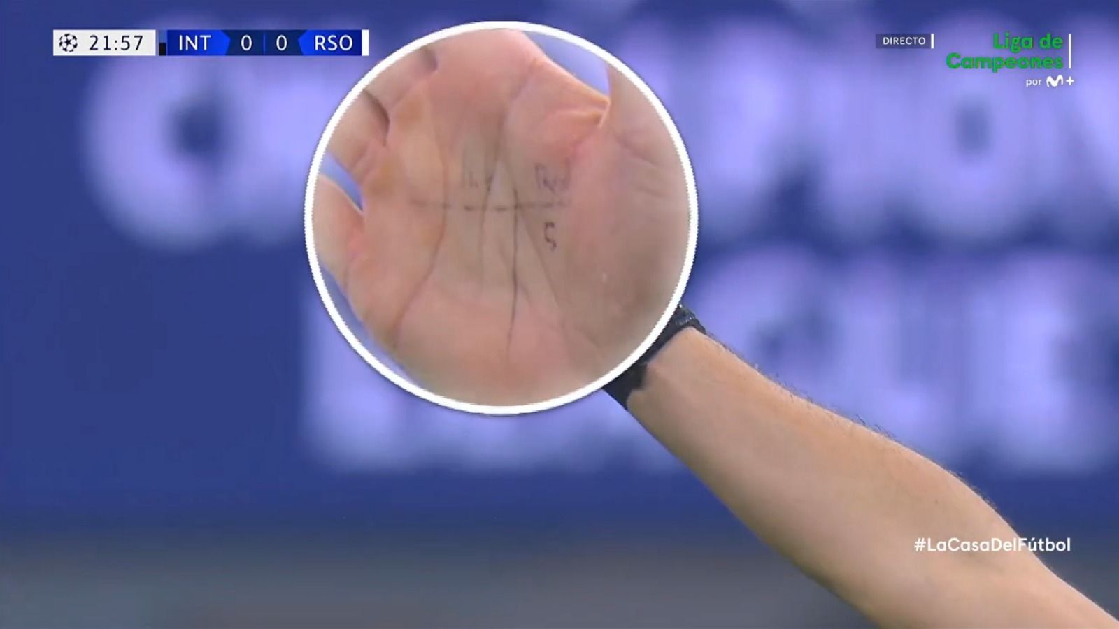 La tarjeta de Igor Zubeldia apuntada en la mano (Captura: Movistar Plus).