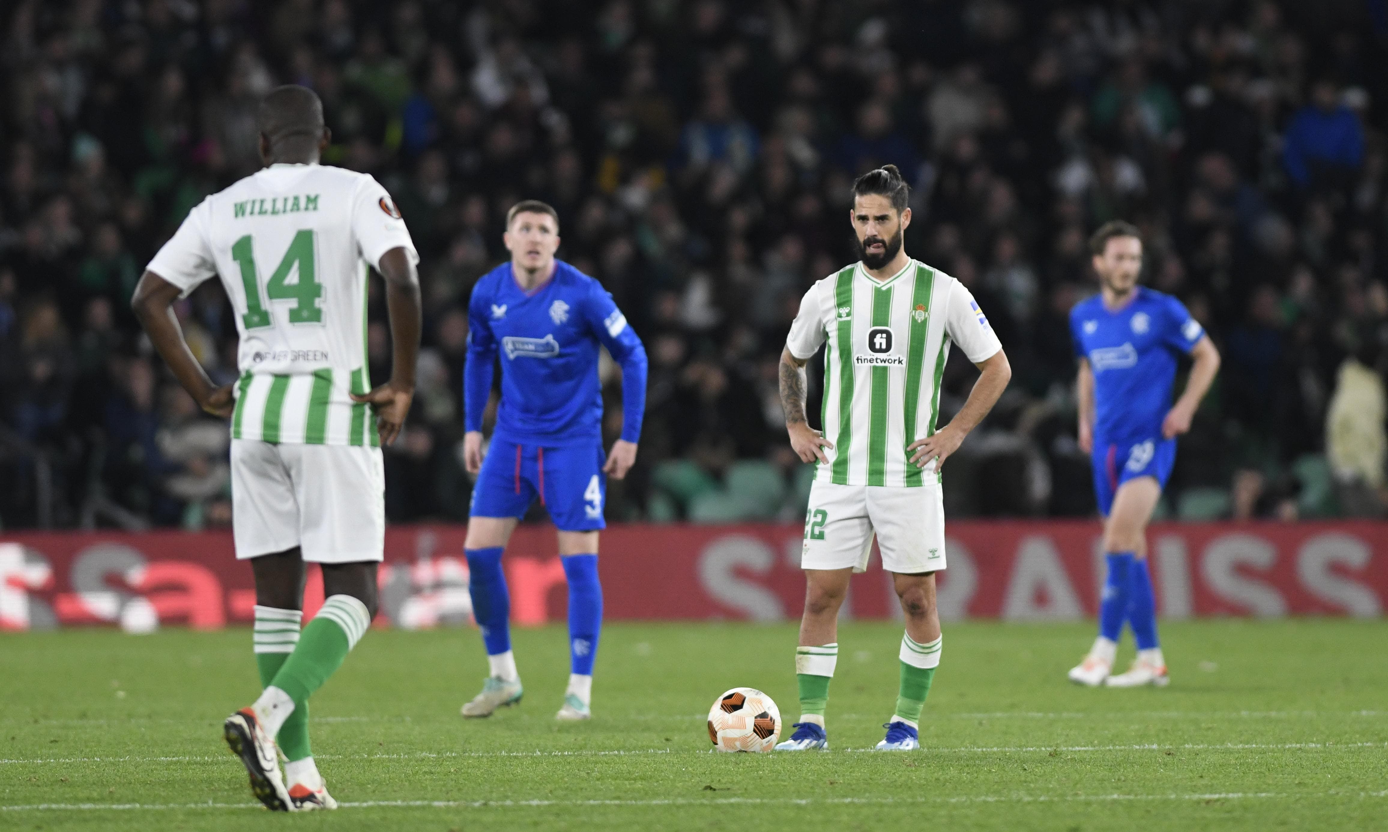 Isco, lamentándose, ante el Rangers.