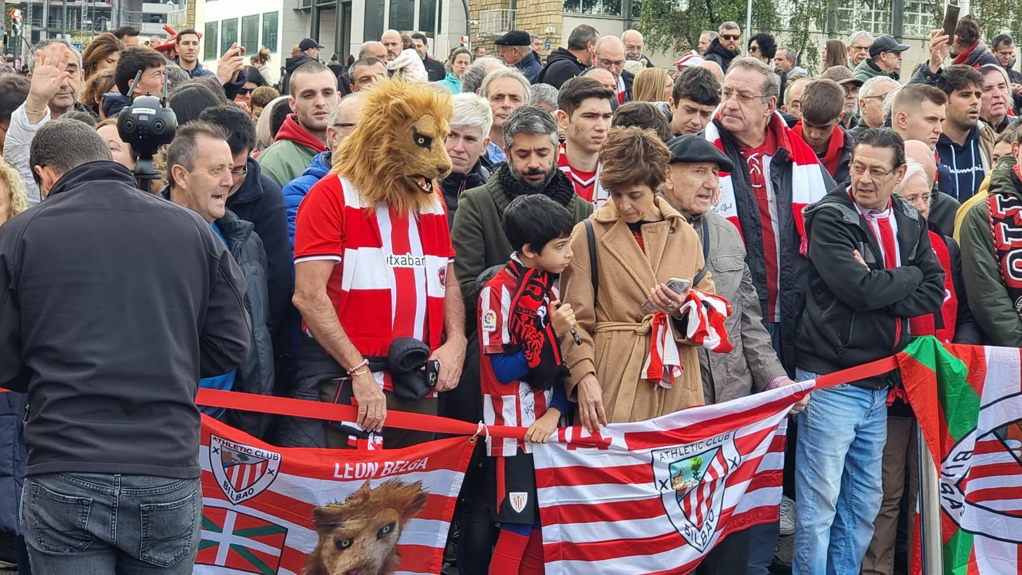  El León belga no ha faltado en el Homenaje a Iribar con más de 2.000 personas reunidas ante San Mamés.
