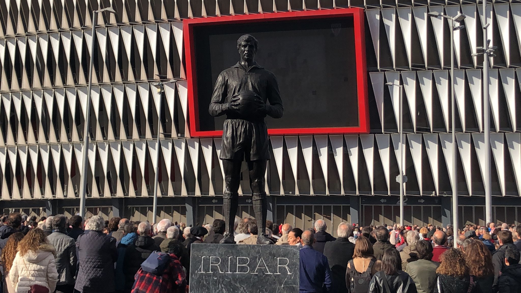  Así es la estatua inaugurada en homenaje al Txopo José Ángel Iribar colocada ante San Mamés.