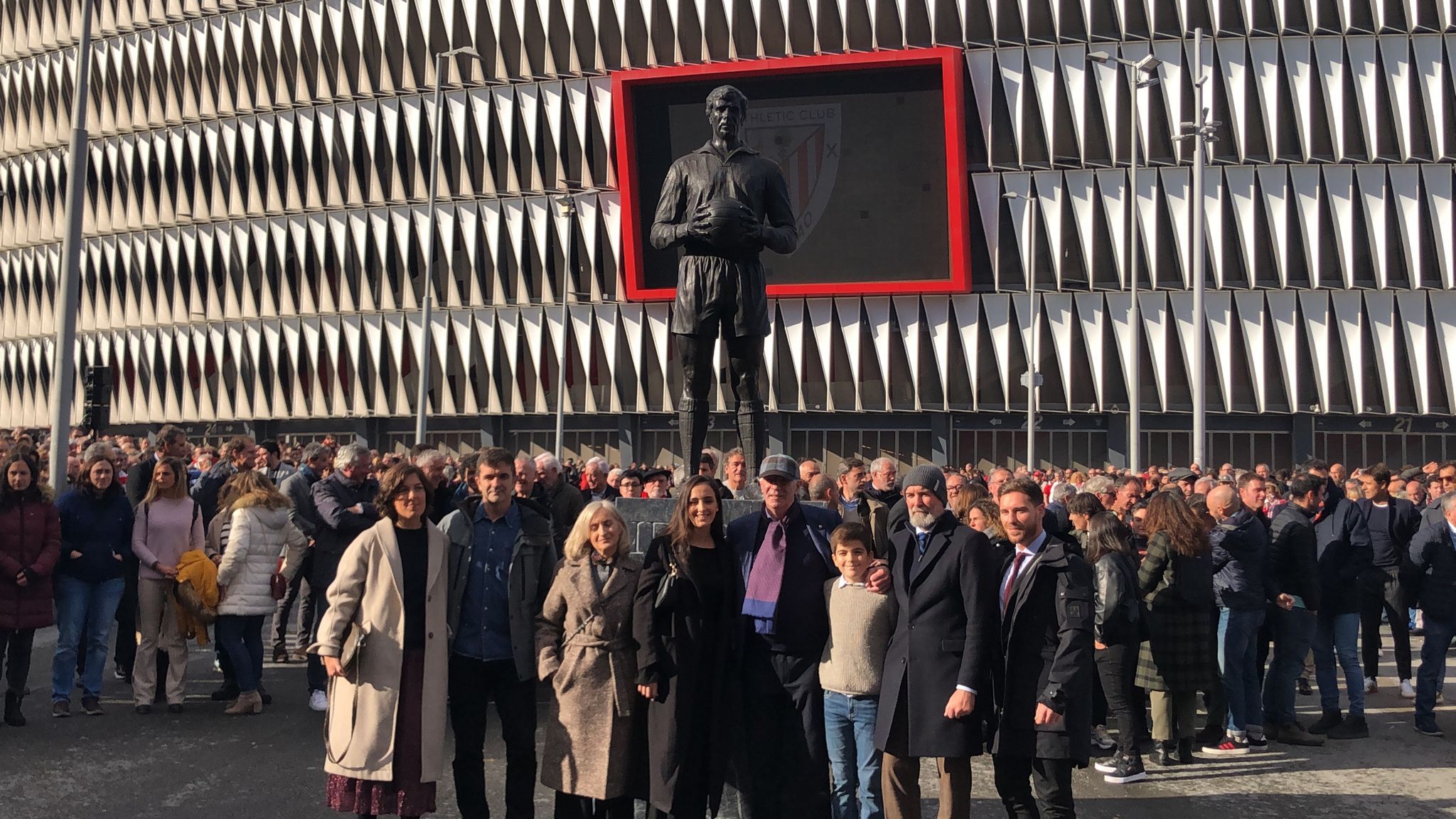  José Ángel Iribar, mito del Athletic Club, posa con su familia en Bilbao.