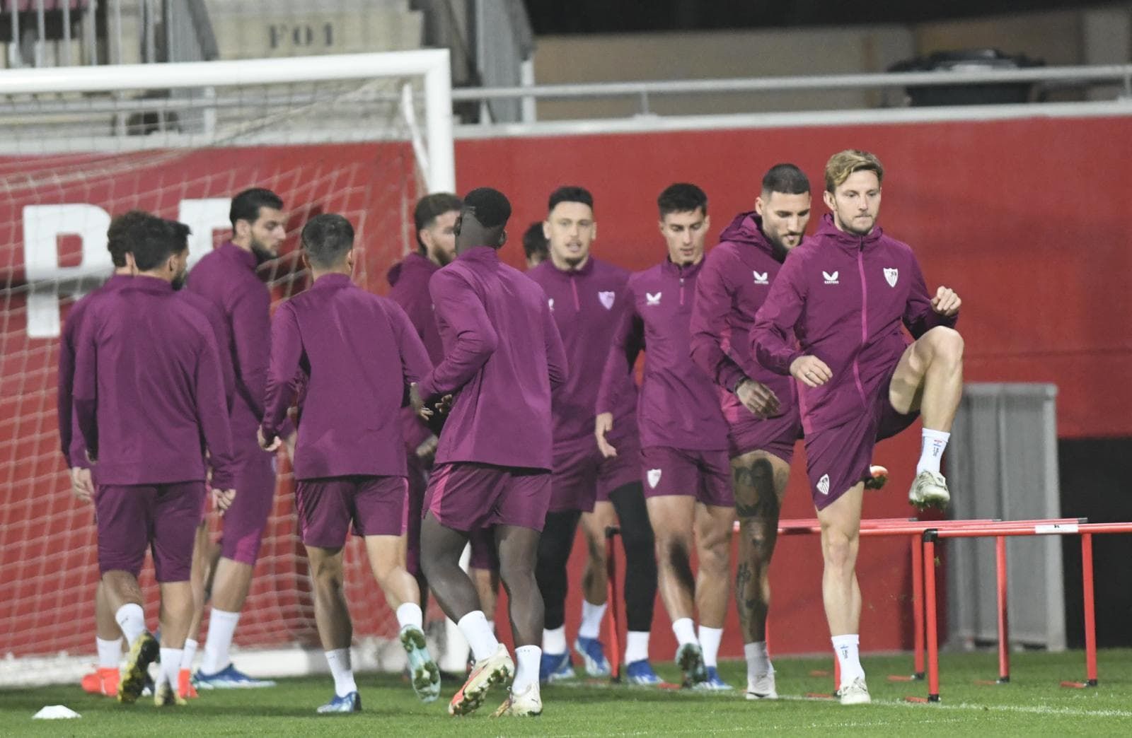  Los jugadores del Sevilla, en el primer entrenamiento de Quique.