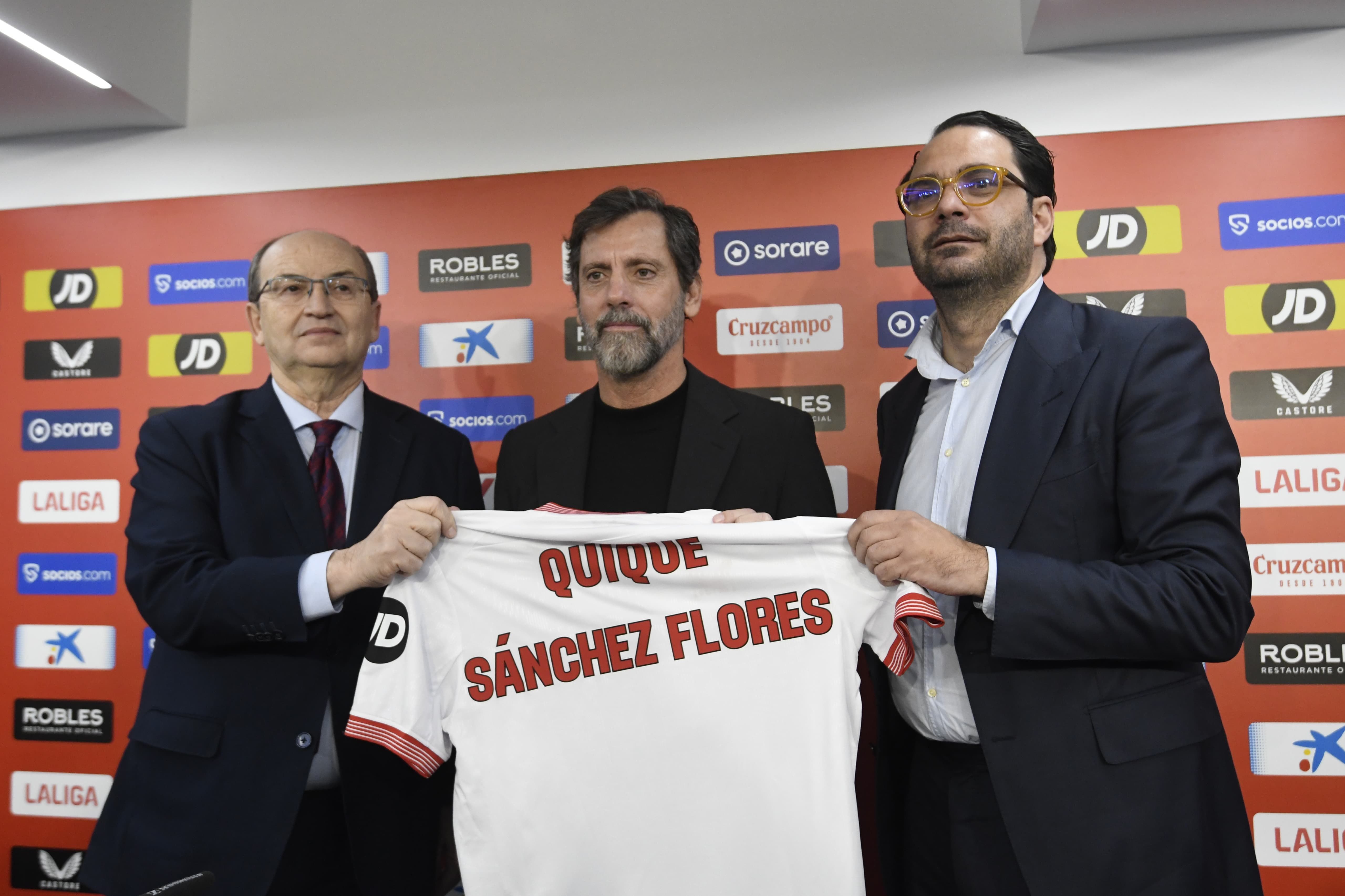 José Castro, Quique Sánchez Flores, y Víctor Orta, en la presentación del técnico (Foto: Kiko