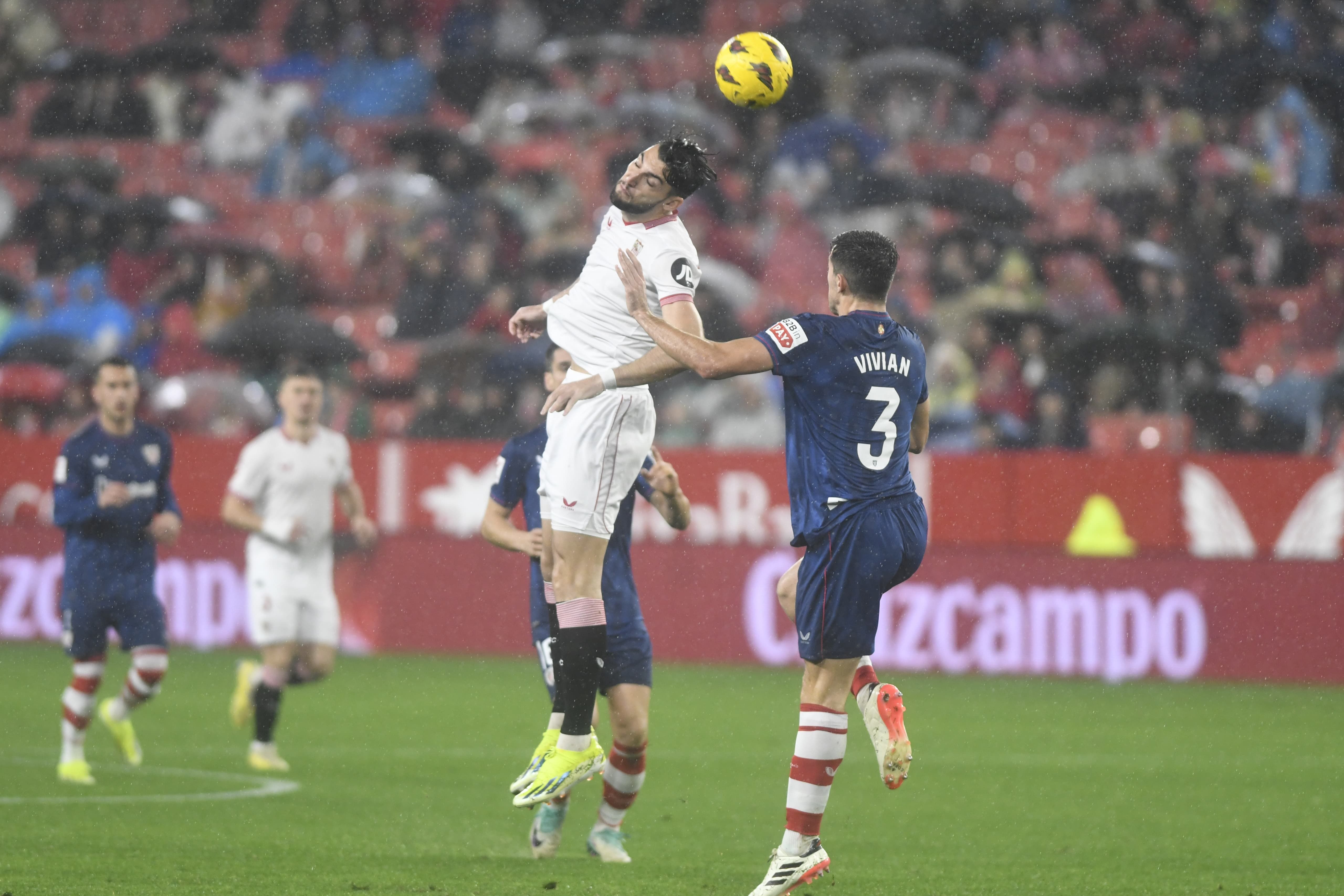  Rafa Mir, ante el Athletic.