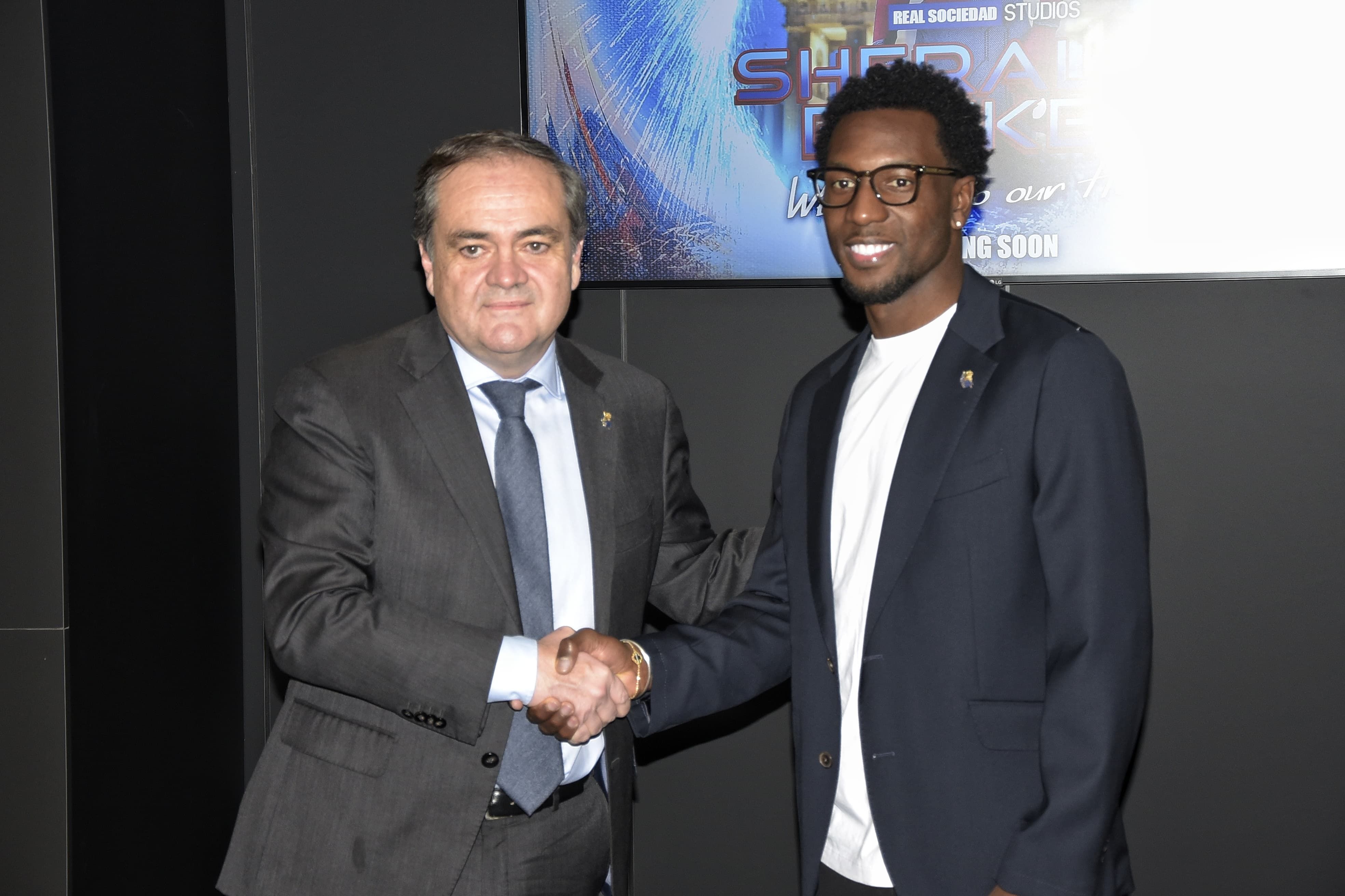  Jokin Aperribay y Sheraldo Becker posan en la presentación del jugador.