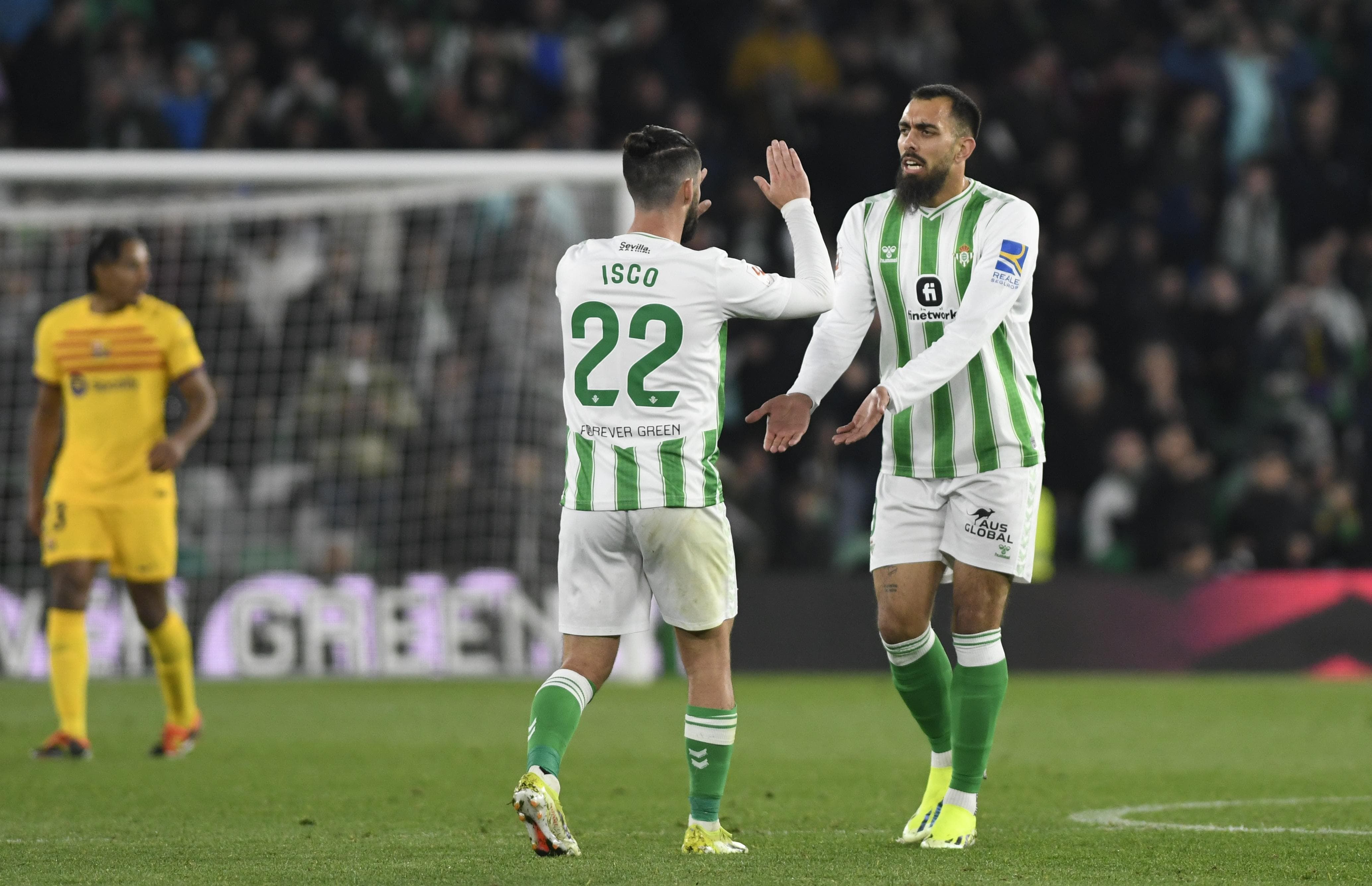  Borja Iglesias con Isco Alarcón en el Betis-Barcelona (foto: Kiko Hurtado).
