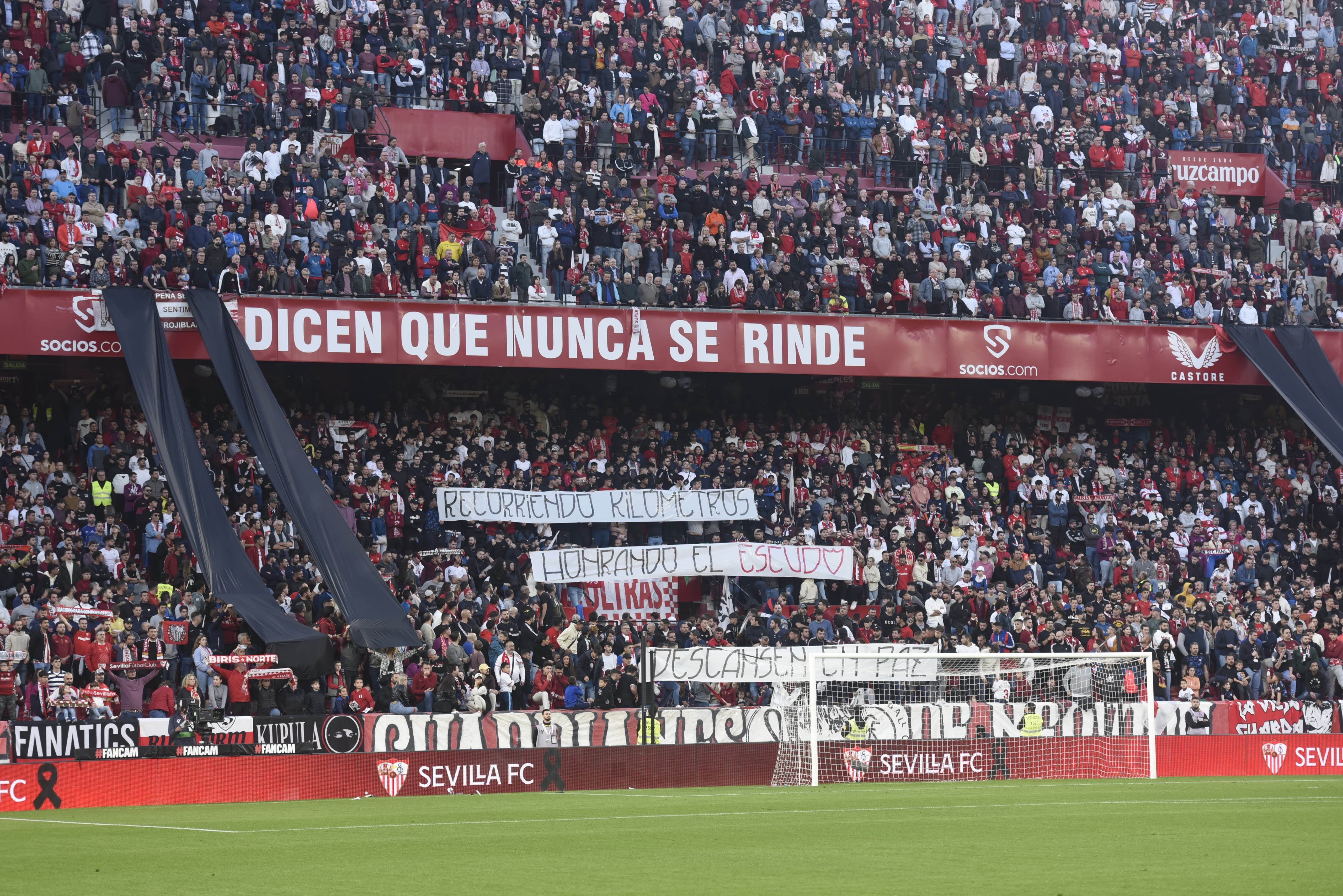  La grada de Gol Norte, en el minuto de silencio por los tres sevillistas fallecidos.