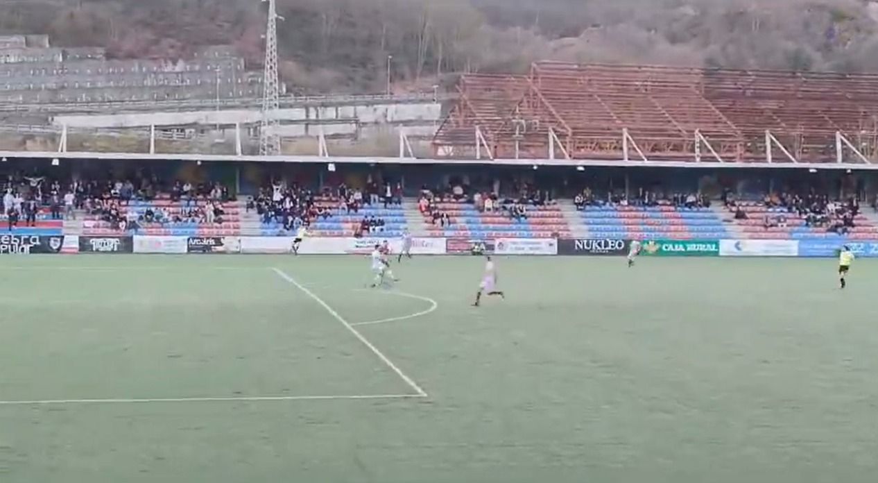  Lance del UP Langreo - Pontevedra de Segunda RFEF.