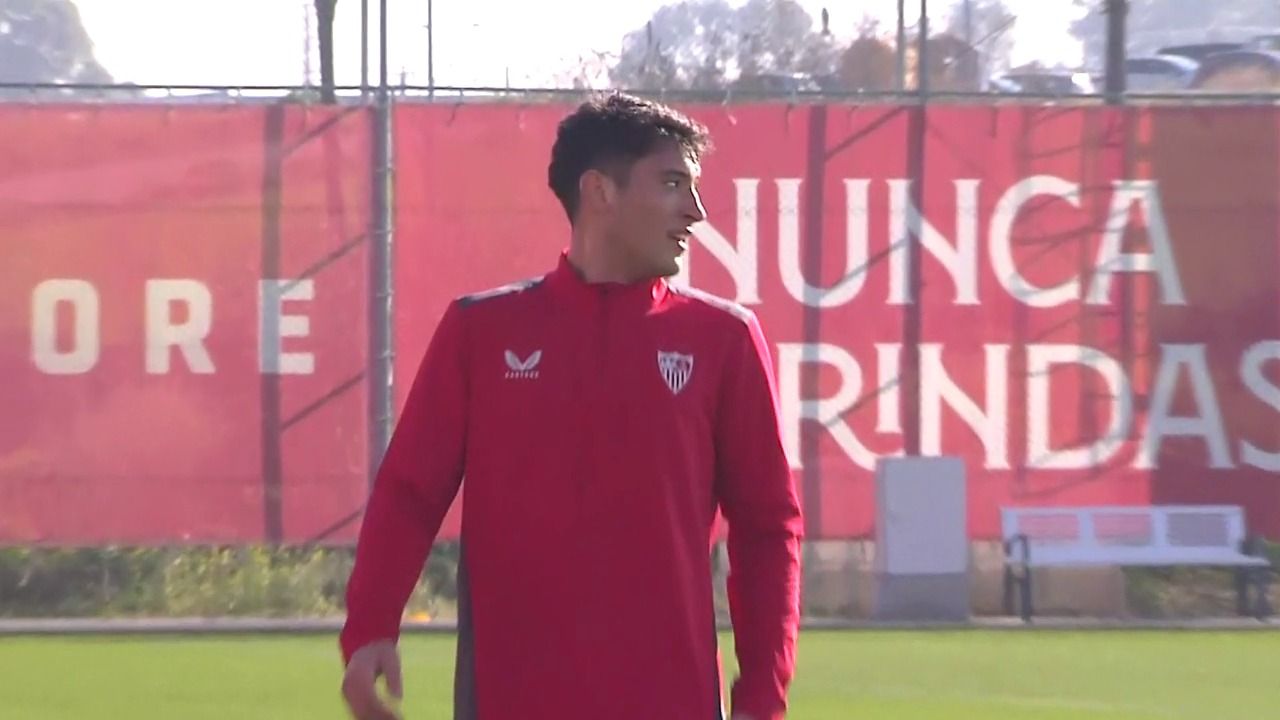  Alejo Véliz, en su primer día en el Sevilla compartiendo entrenamiento con Rafa Mir.