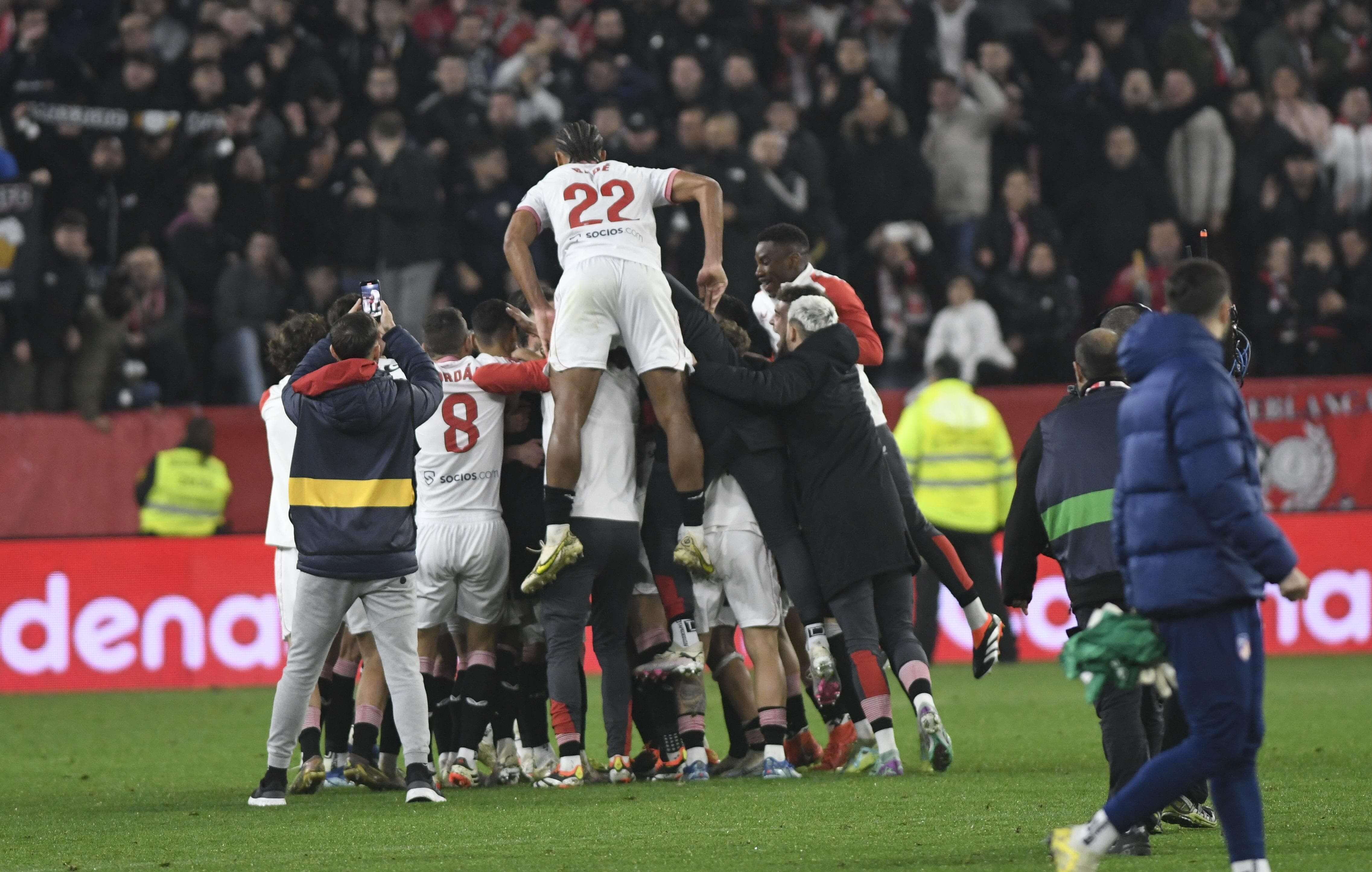  La fiesta del Sevilla tras ganar al Atleti.