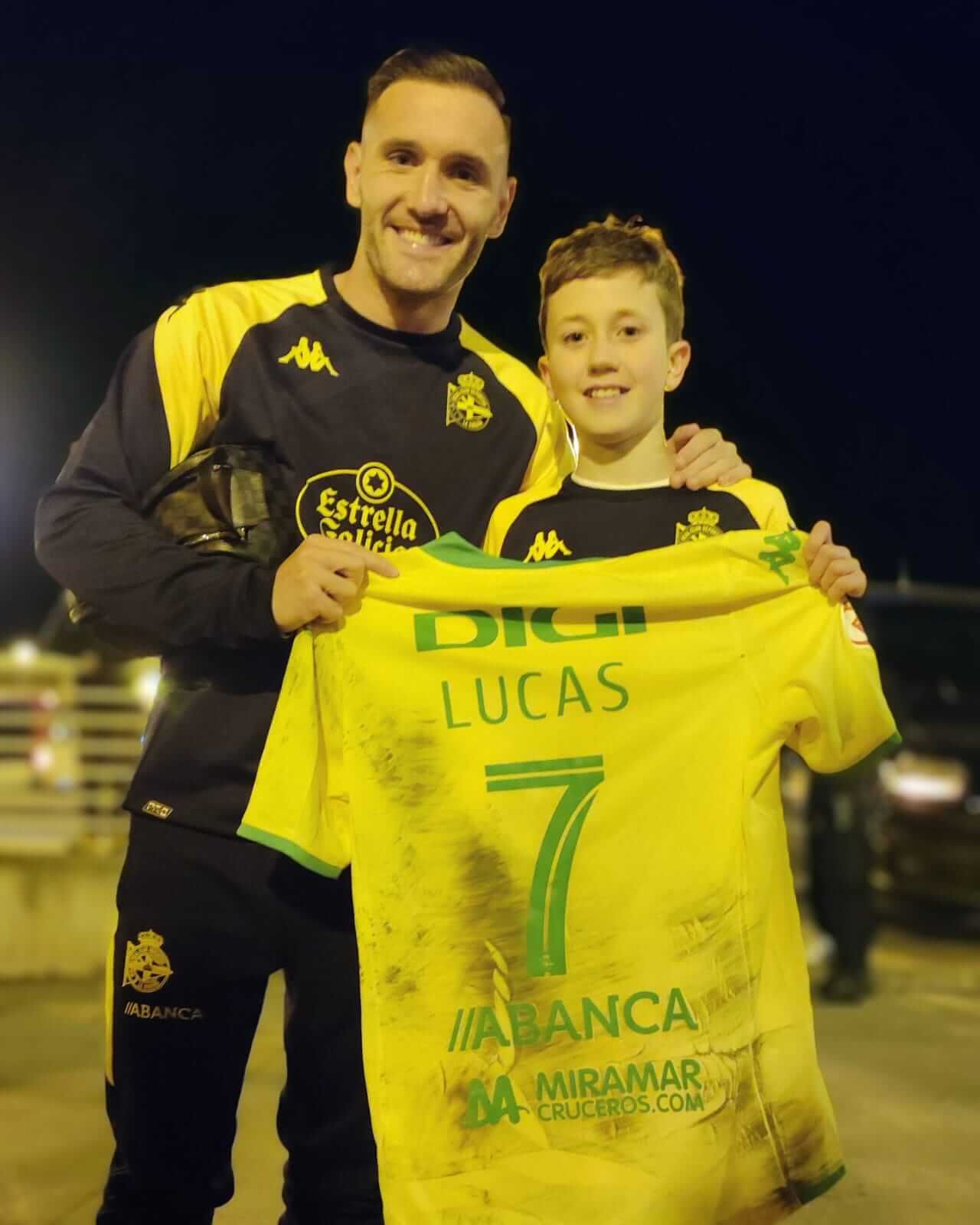 Lucas Pérez regala su camiseta a Iker Platas.