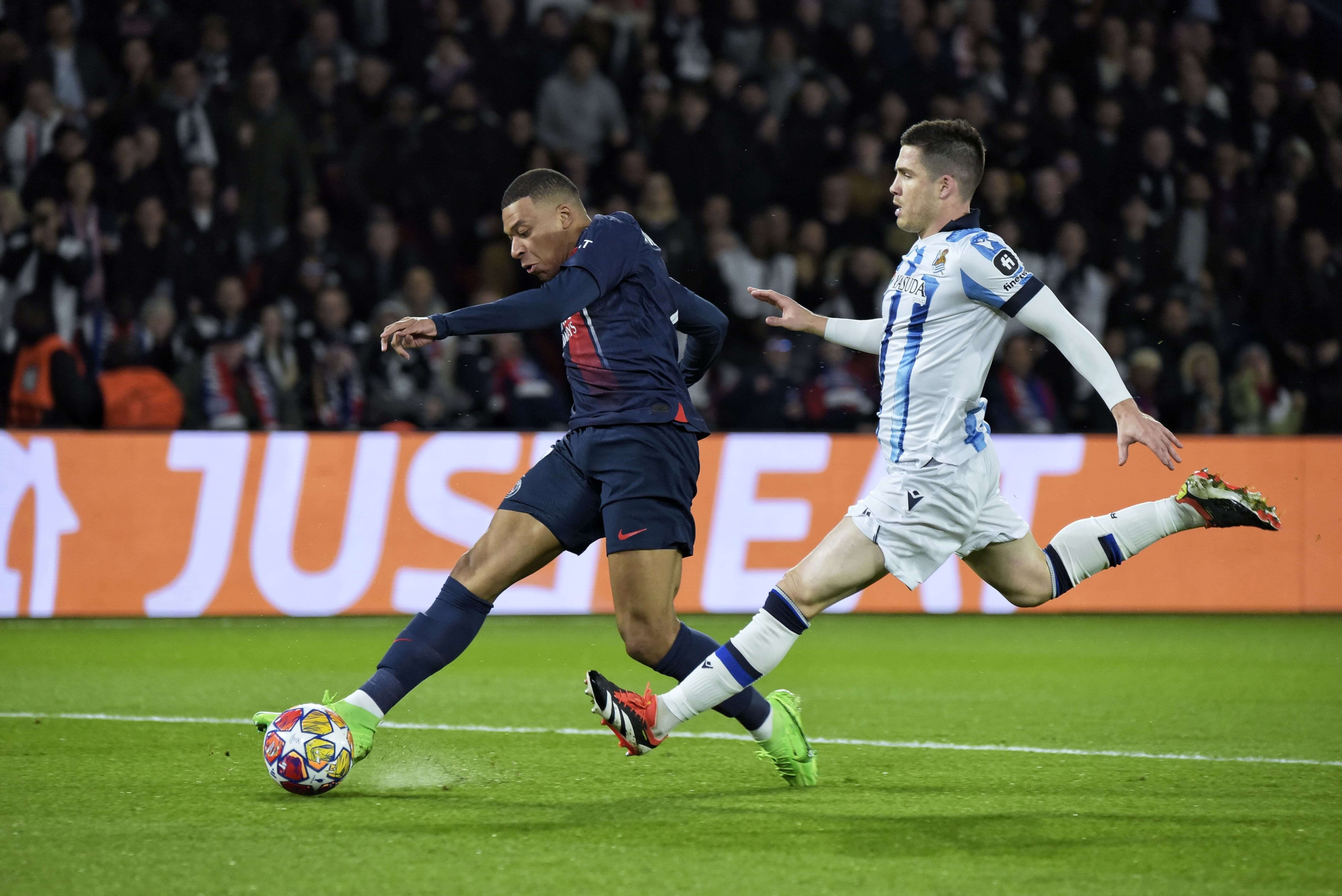  Javi Galán ante Mbappé en el PSG - Real Sociedad.