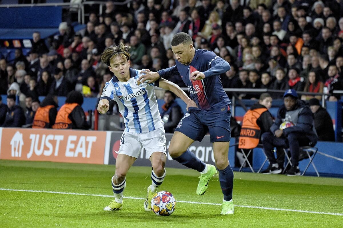 Kubo disputa un balón con Mbappé en el PSG - Real Sociedad de Champions.