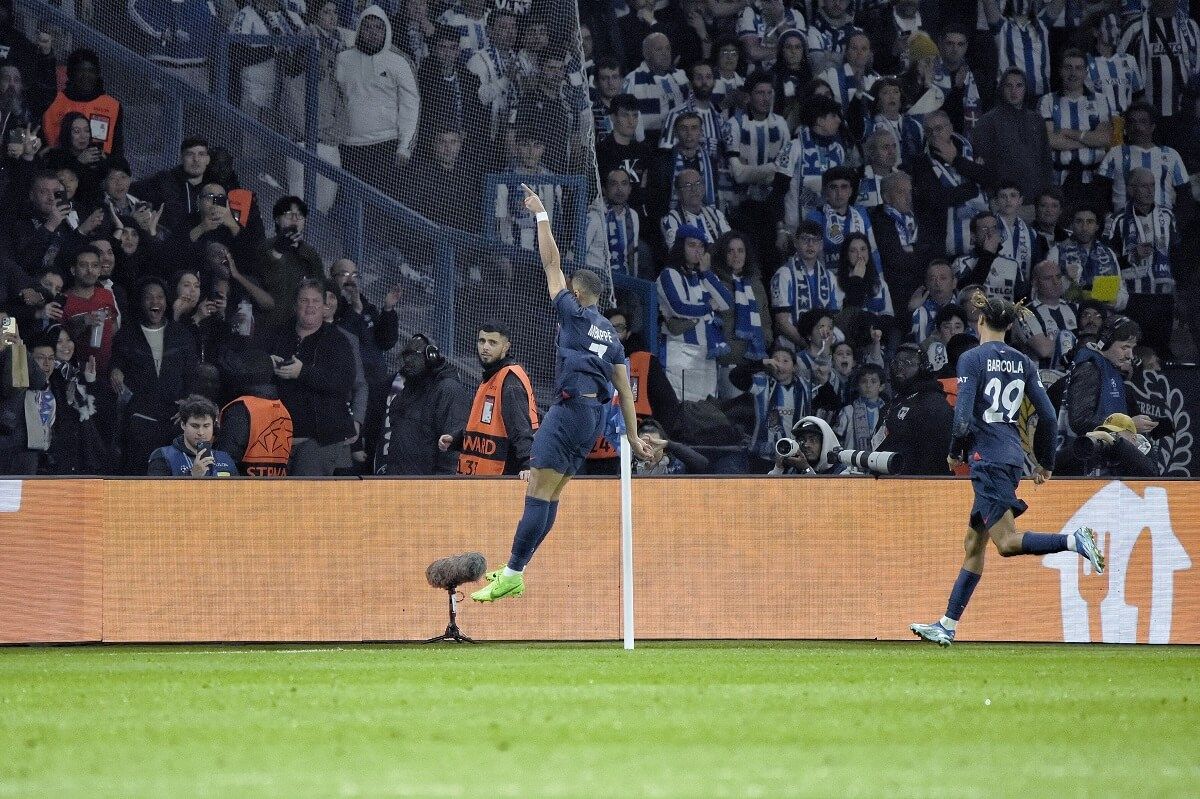  Kylian Mbappé celebra su gol a la Real Sociedad.