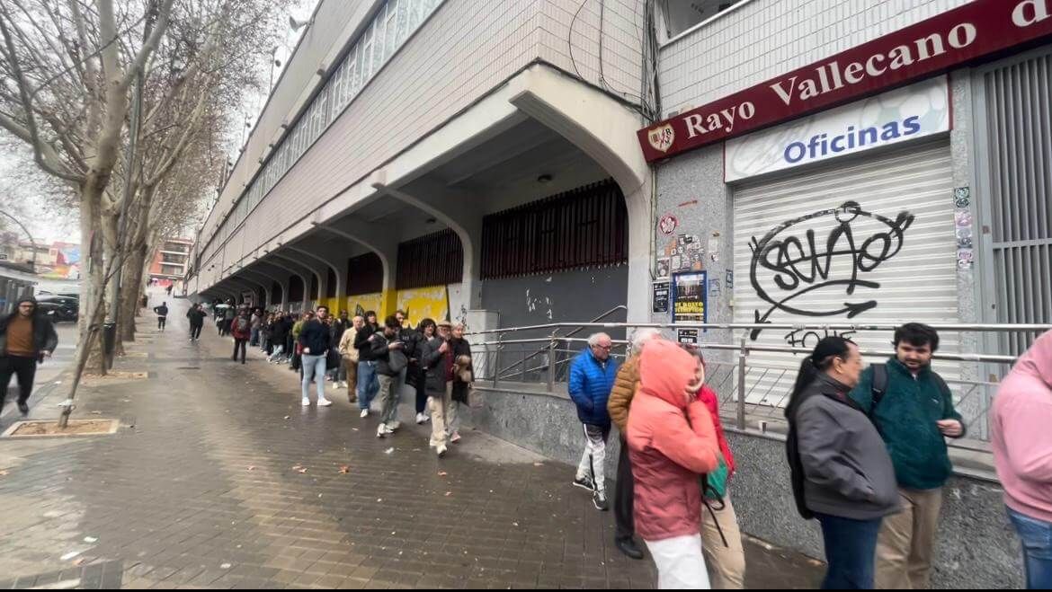 Largas colas en Vallecas para ver el Rayo-Real Madrid