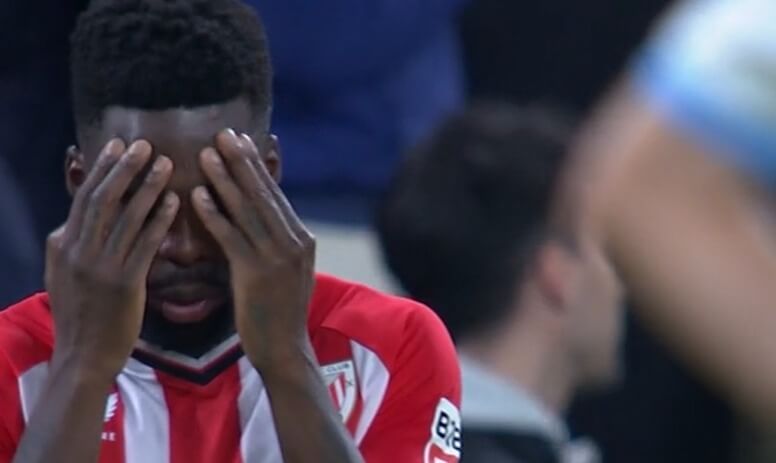 El susto y el rezo de Iñaki Williams tras el percance de Aitor en la grada de San Mamés.