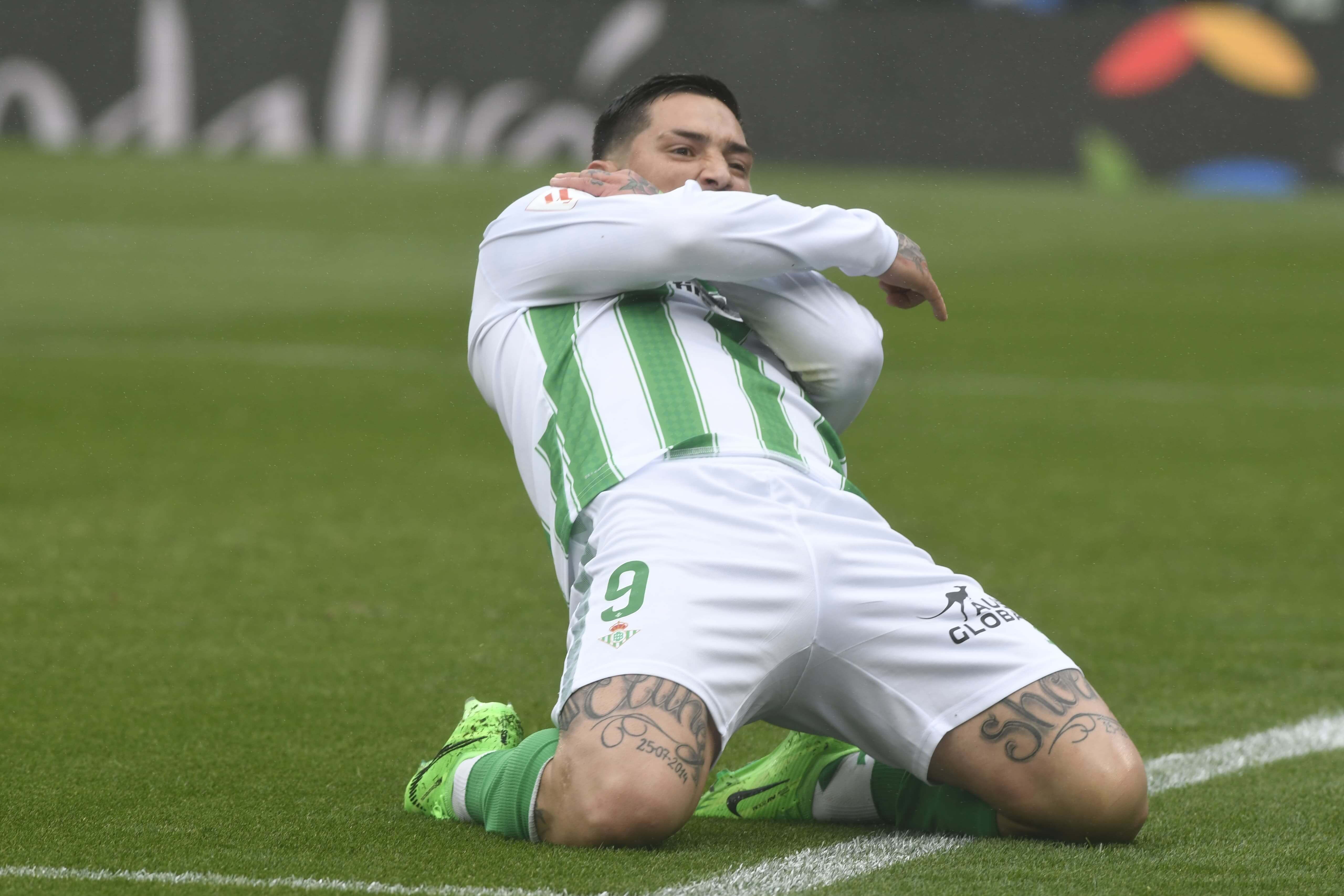  Chimy Ávila celebra, con sus nuevas botas verdes, su primer gol con el Betis (foto: Kiko Hurtado).
