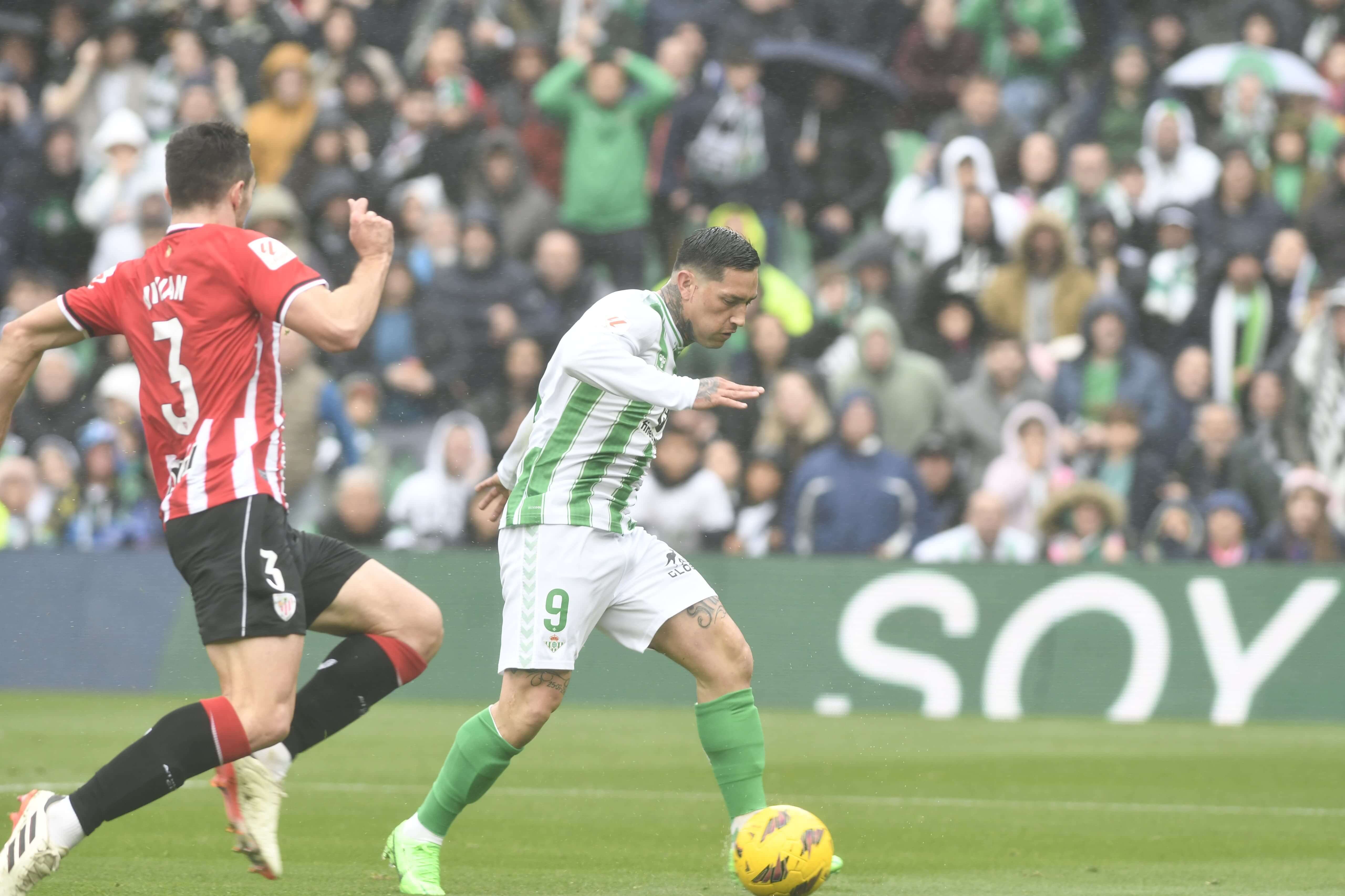  Chimy Ávila define en su gol al Athletic