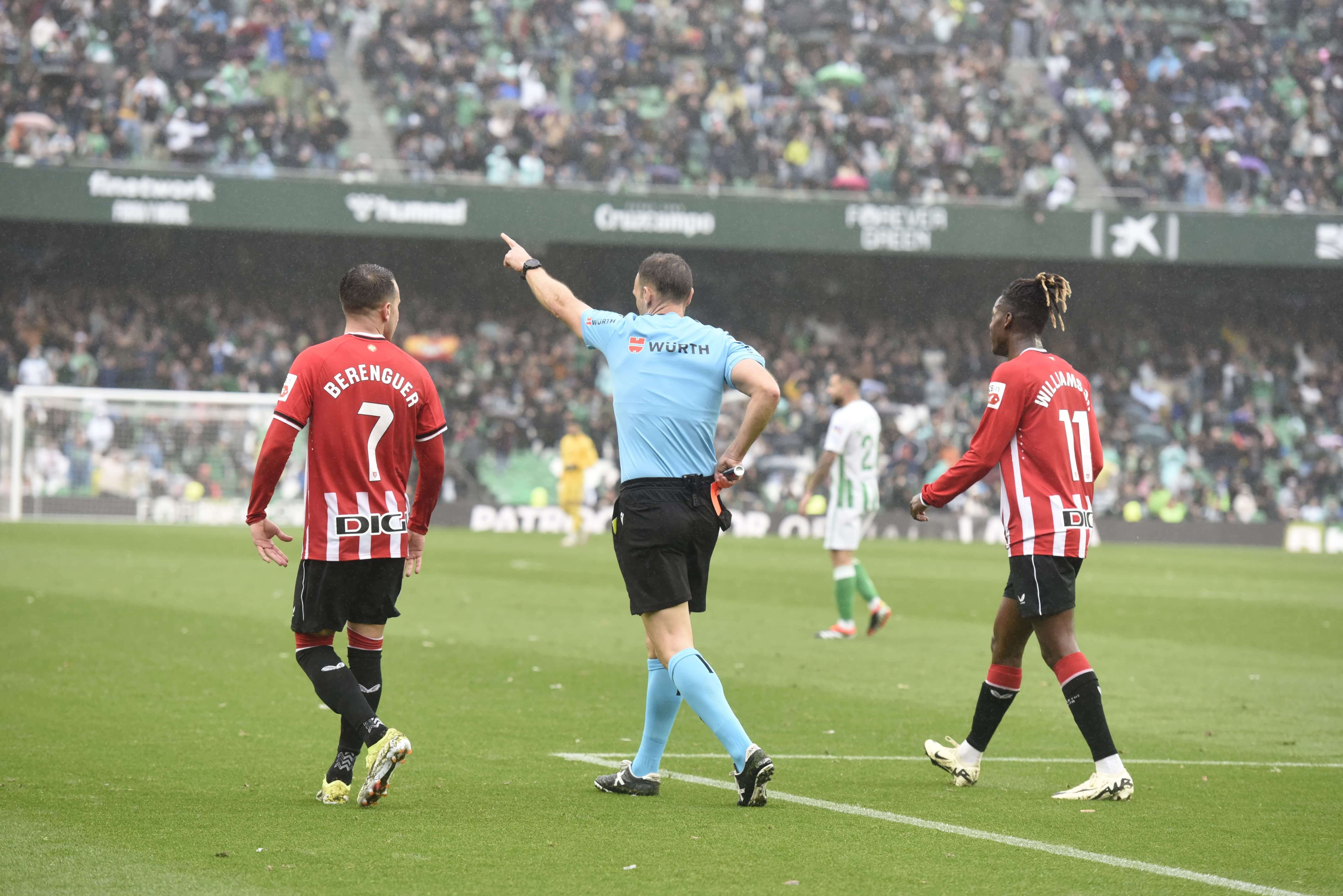  Nico Williams expulsado ante el Betis en el Villamarín.