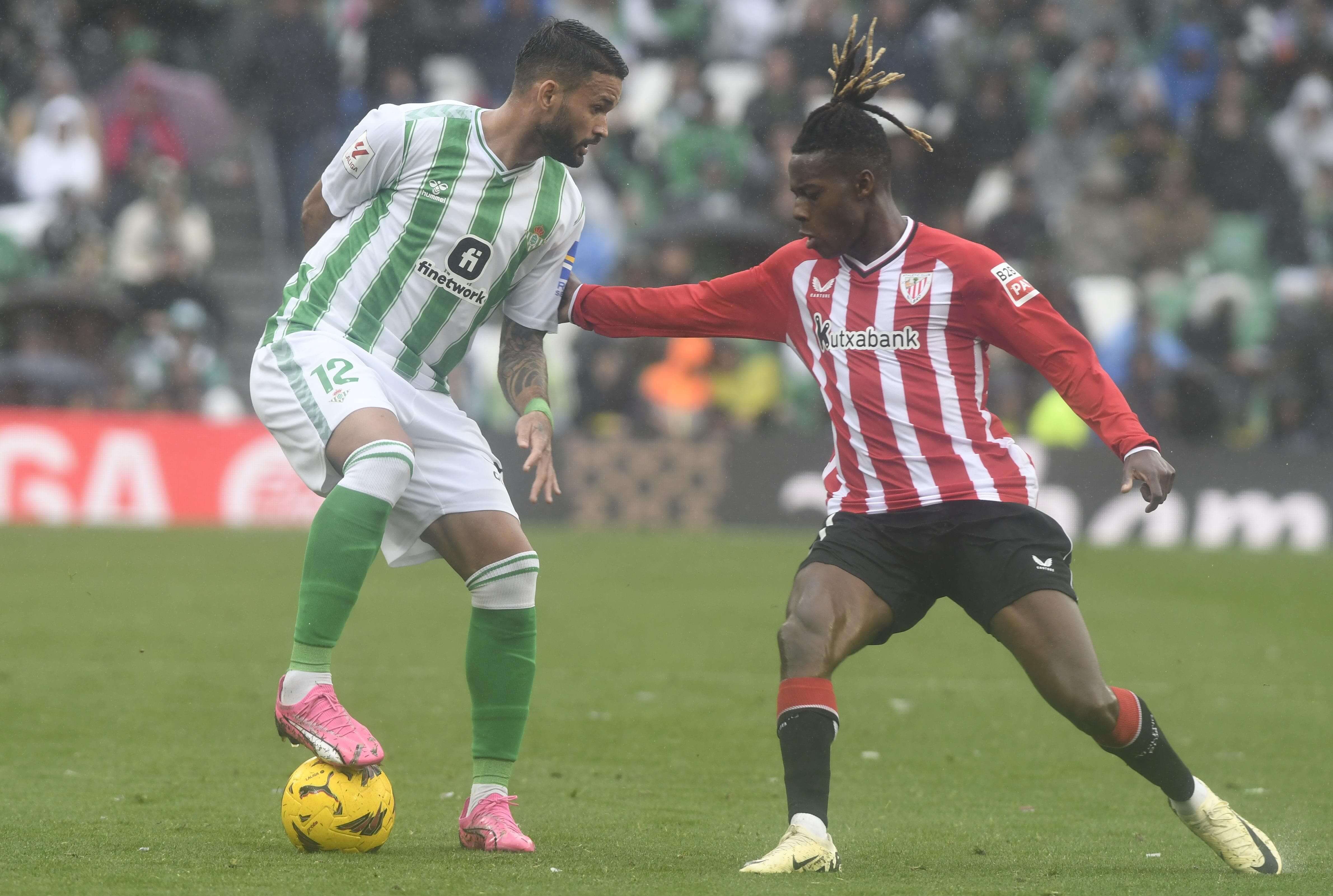  Willian José pisa la pelota.