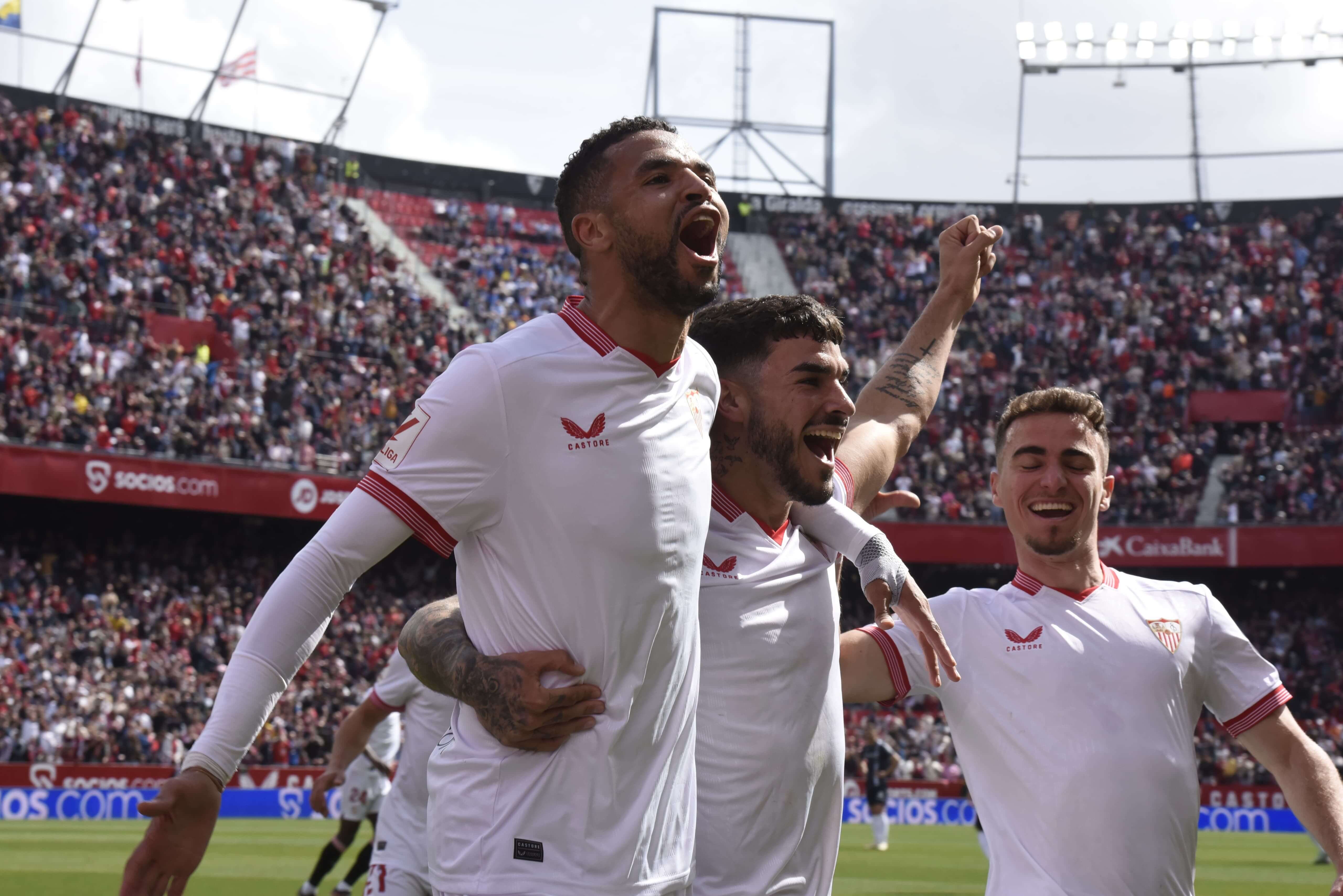  En-Nesyri e Isaac Romero, celebrando un gol ante la Real.