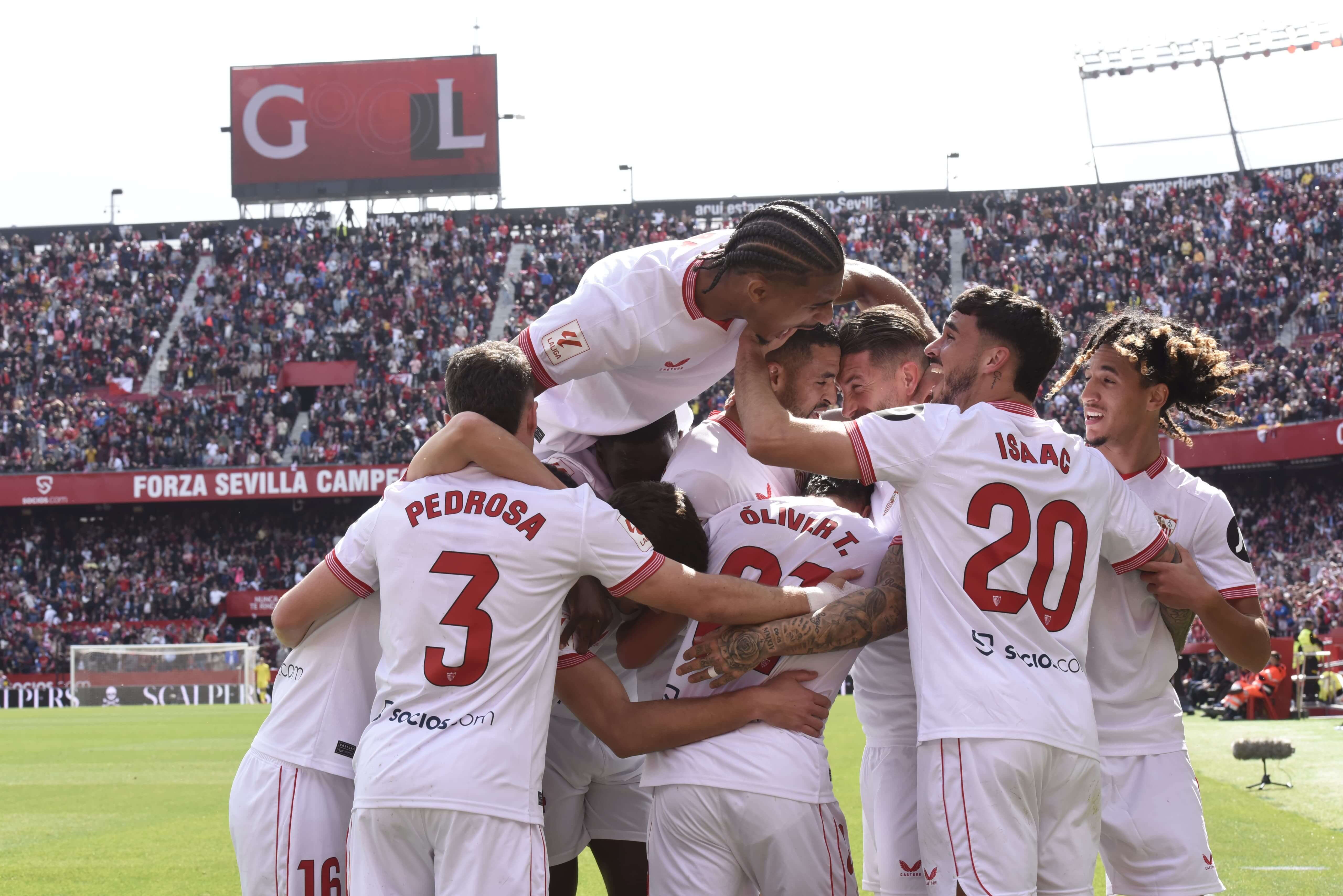 Badé, Ramos, Hannibal y Pedrosa, celebrando un gol de En-Nesyri ante la Real.