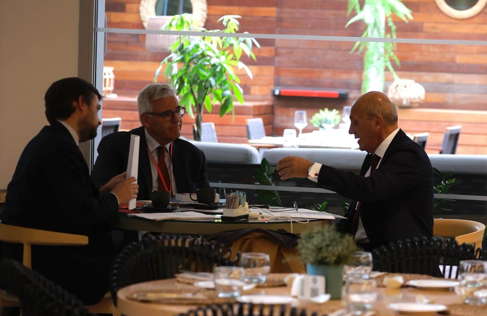  Del Nido Benavente, junto a sus abogados, antes de una Junta.