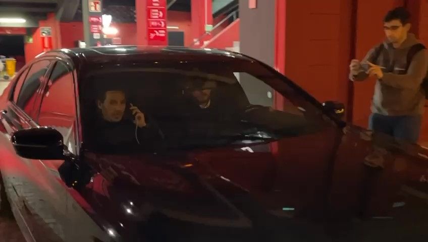 Del Nido Carrasco abandona el Sánchez-Pizjuán tras su primer mercado como presidente.